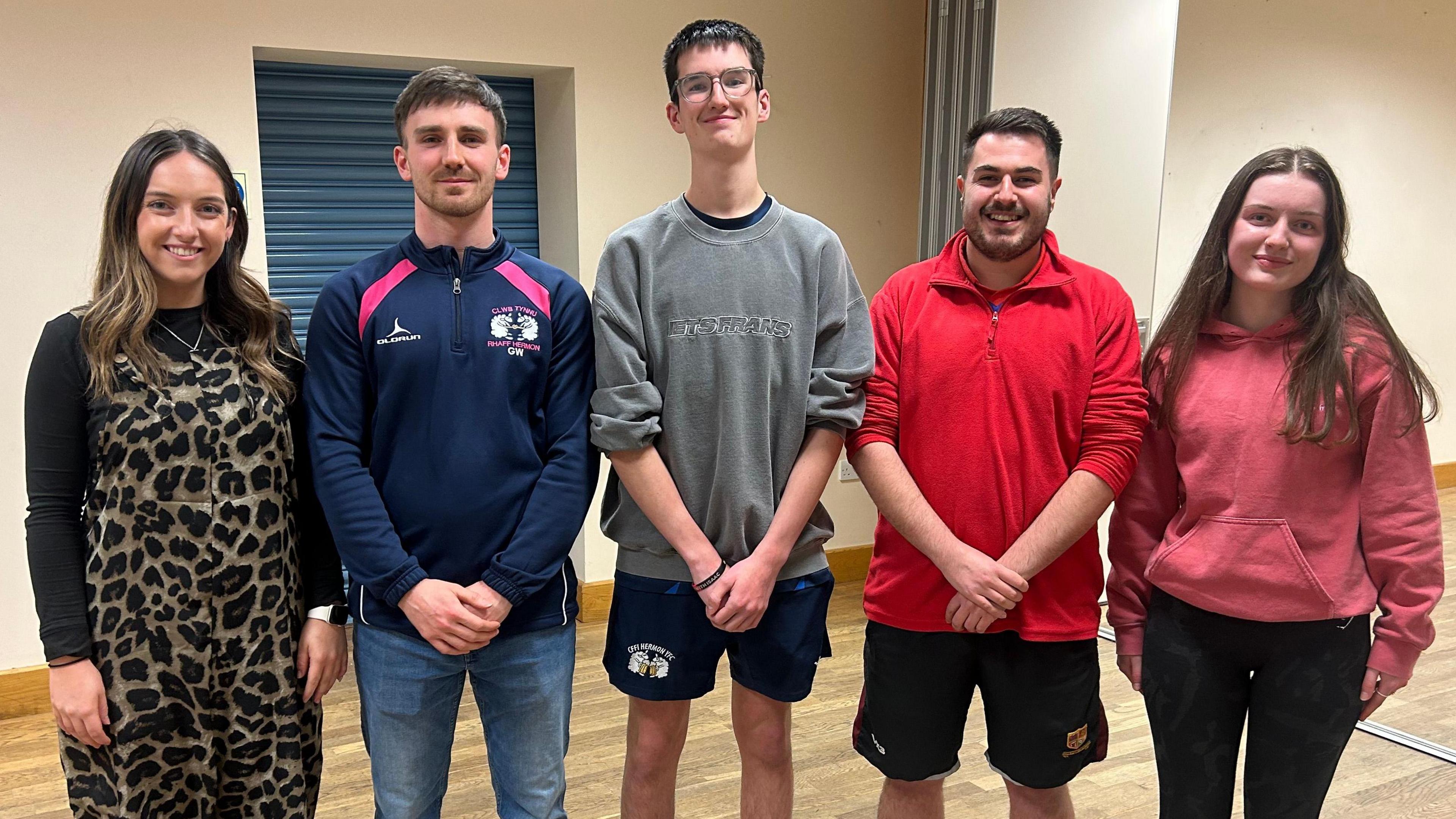 Gwenno, Gruffudd, Dyfan, Owain ac Elen (O'r chwith i'r dde)