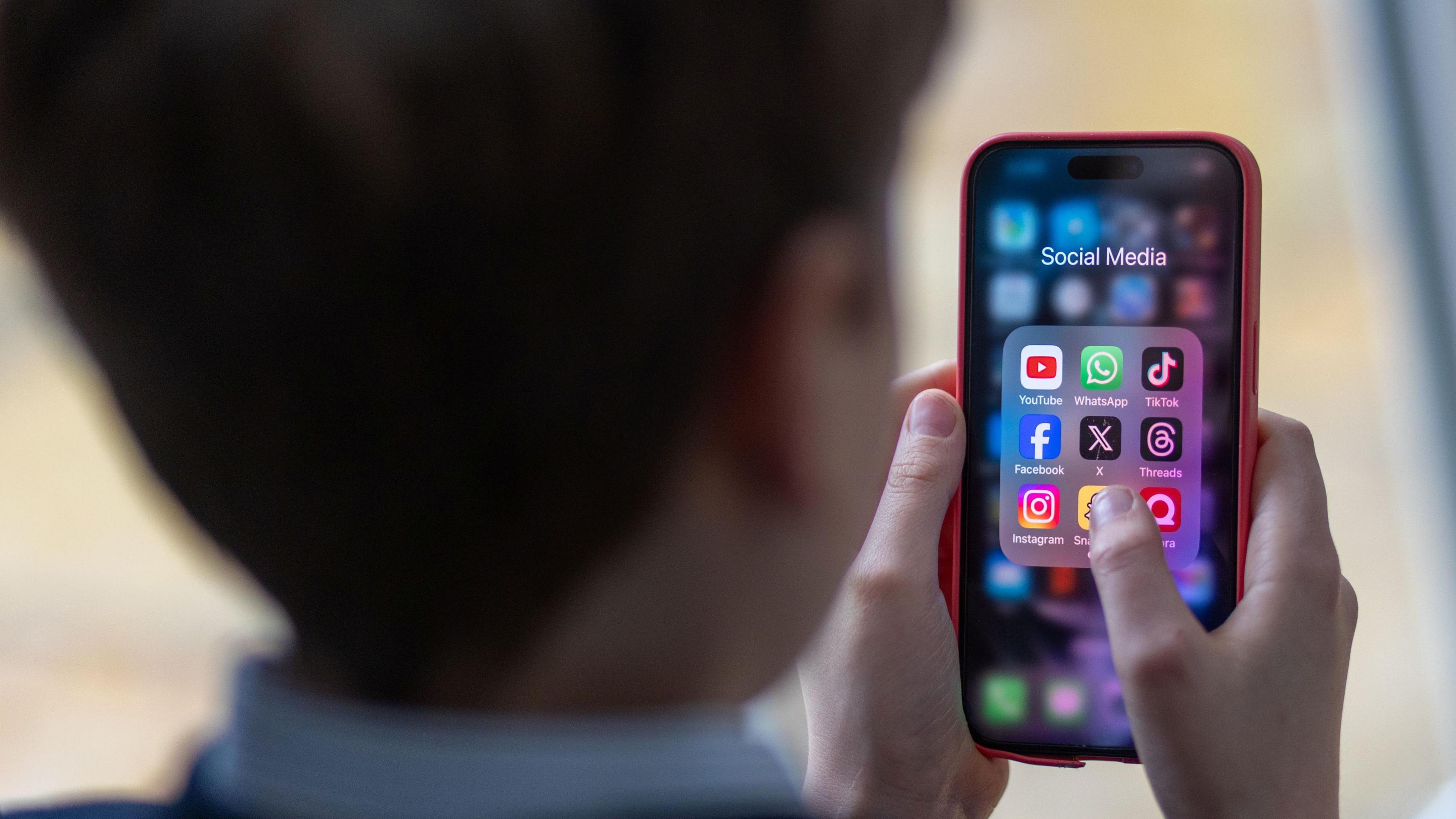 Plentyn ifanc ar ffôn