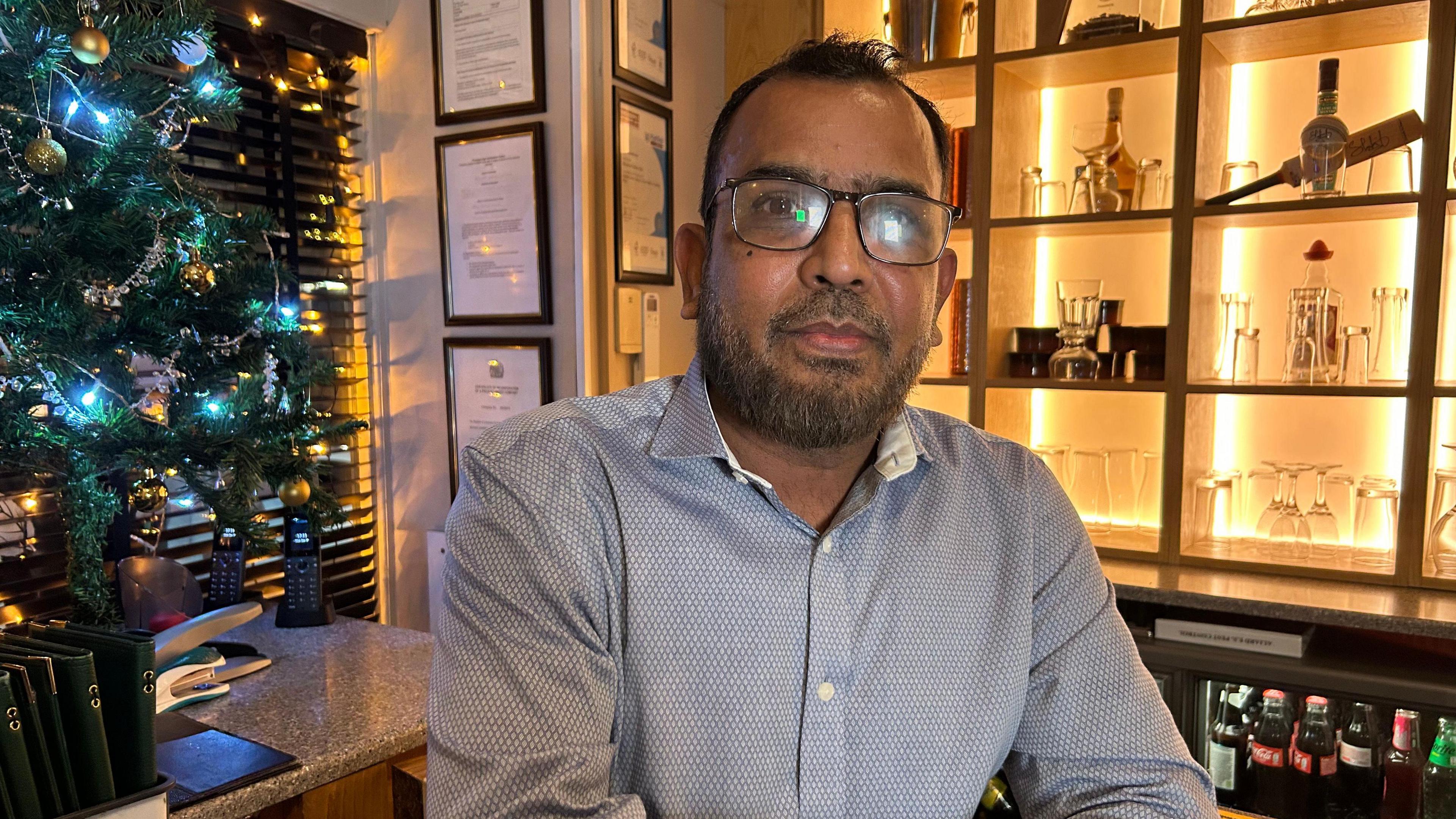 Abu Taher Khan, perchennog bwyty Indiaidd y Bay Leaf yn Llandaf, Caerdydd, sydd ar agor ar Ddydd Nadolig