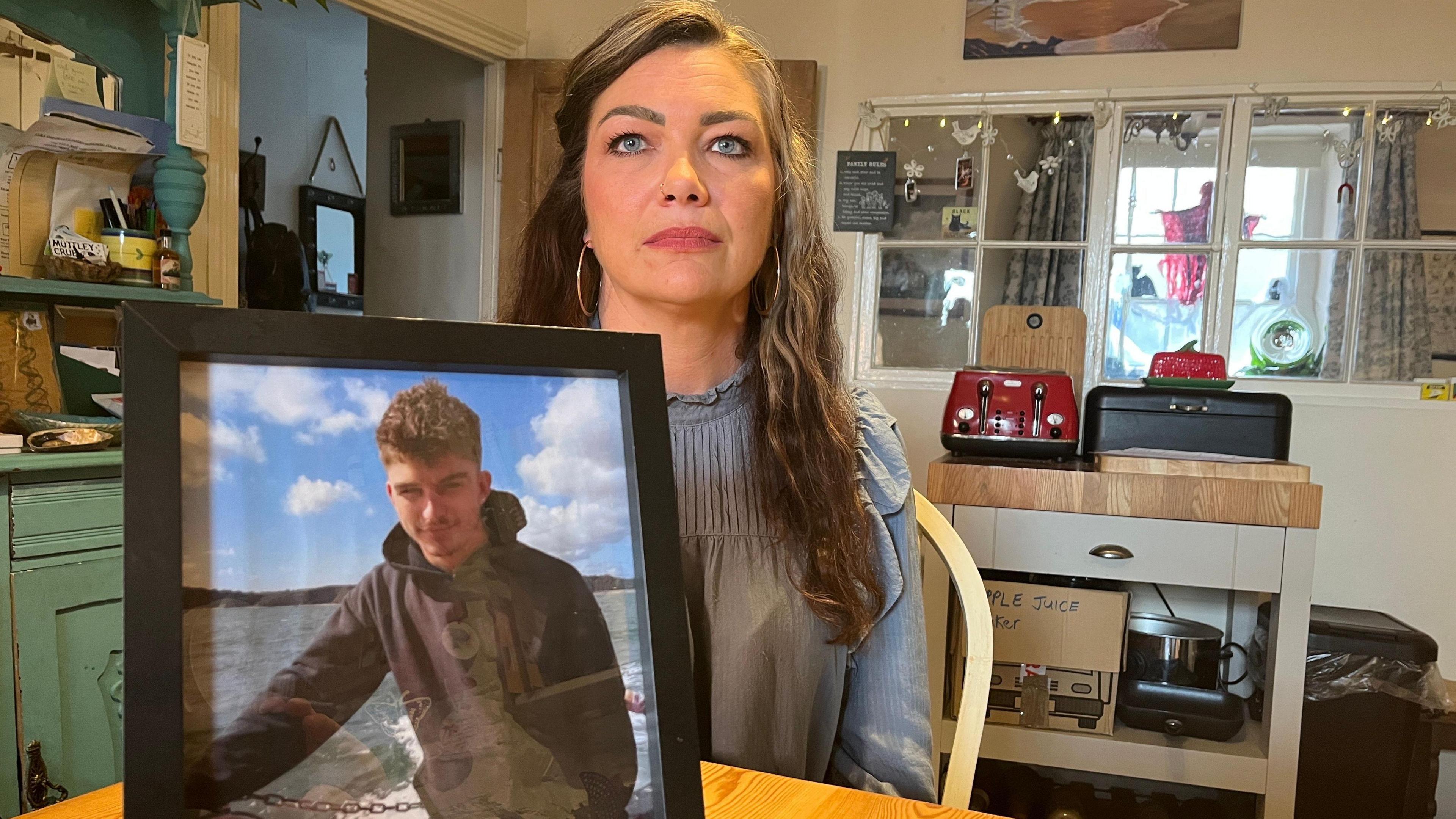 Rhian Wyn efo llun o'i mab Caio Wyn