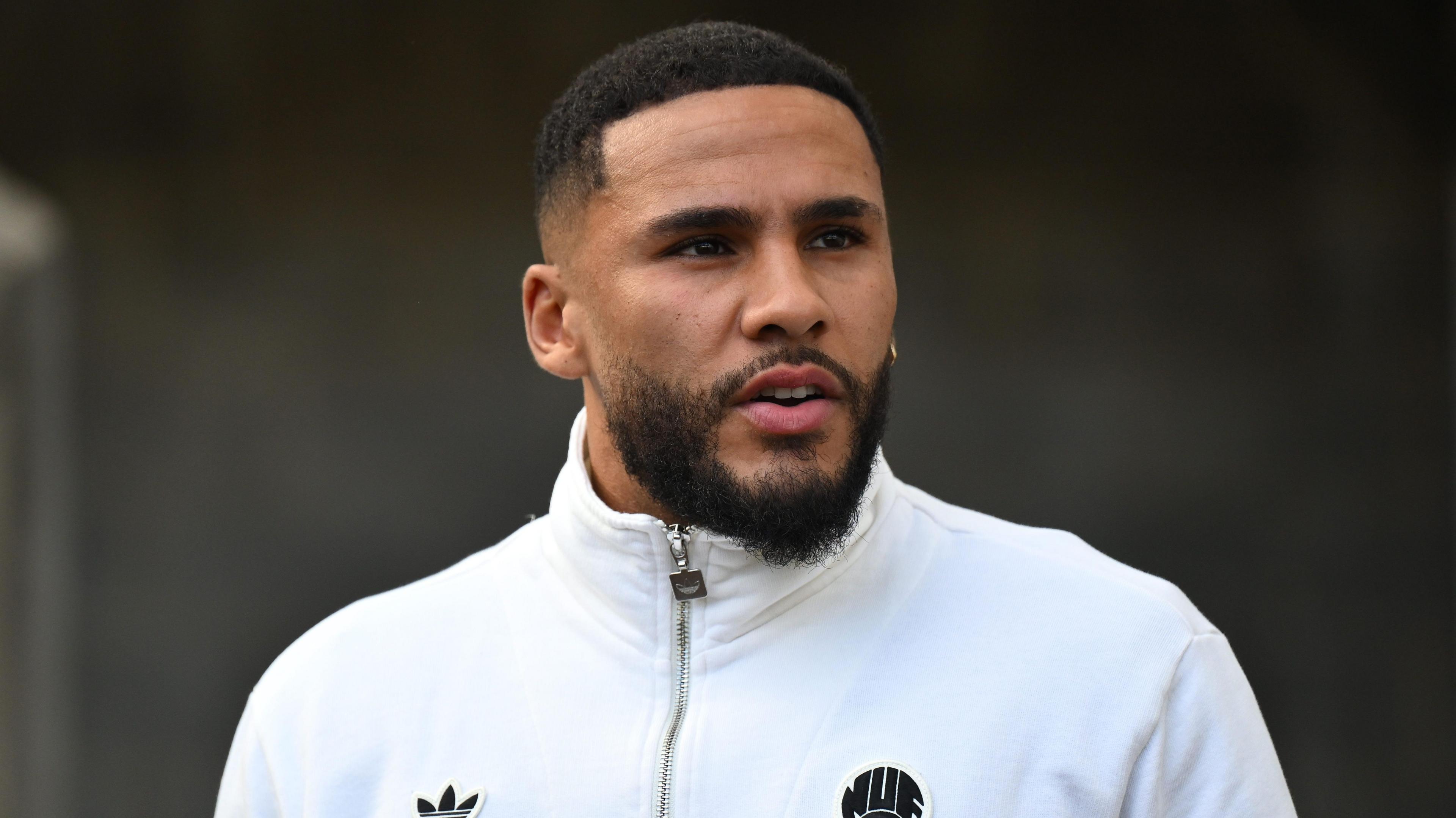 Jamaal Lascelles con su uniforme de entrenamiento del Newcastle United