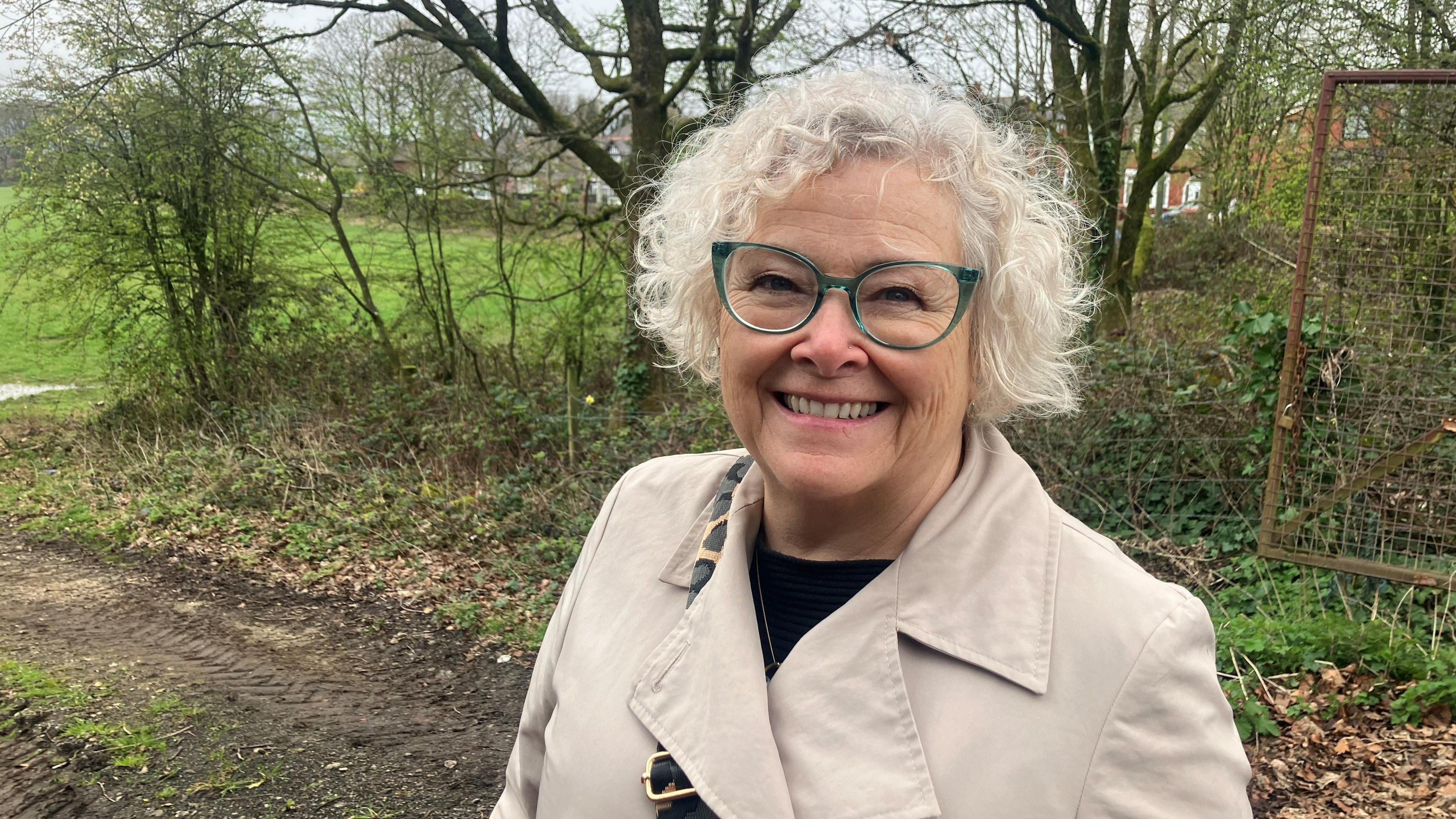 Fotografia e Deborah Orr nga Save Winstanley Green Belt. Imazhet tregojnë tokën e rripit të gjelbër në sfond ku mund të ndërtohen shtëpi të reja.