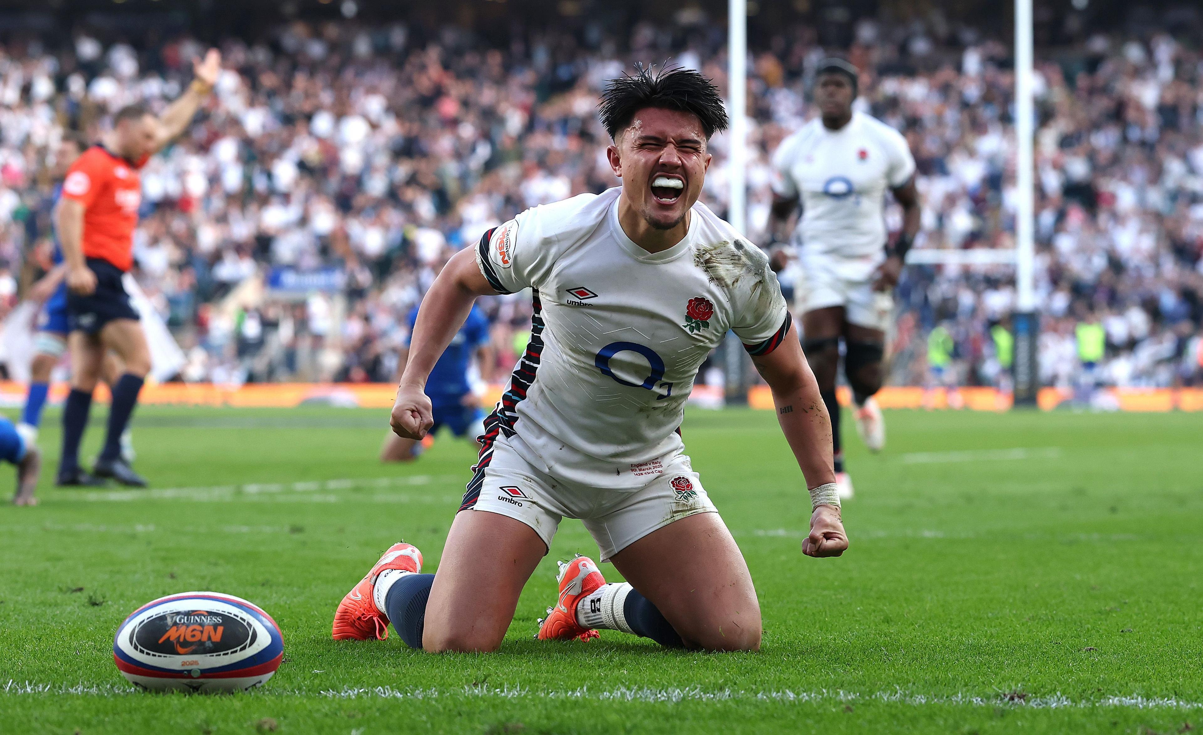 Englands Marcus Smith celebrates after scoring their fourth try during the Guinness Six Nations 2025 match against Italy at the Allianz Twickenham Stadium