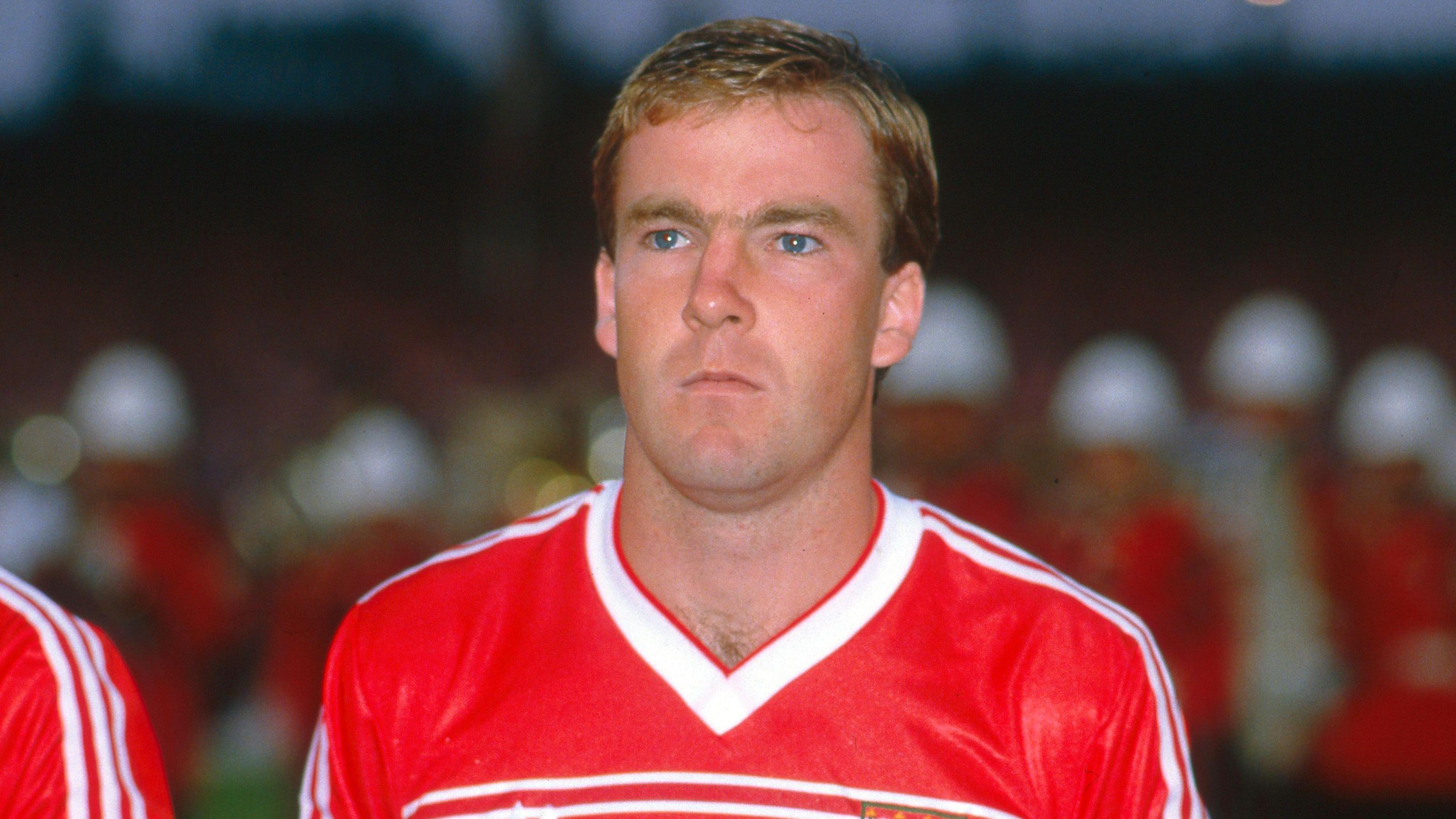 Kenny Jackett cyn chwarae i Gymru yn erbyn Yr Alban yn 1985