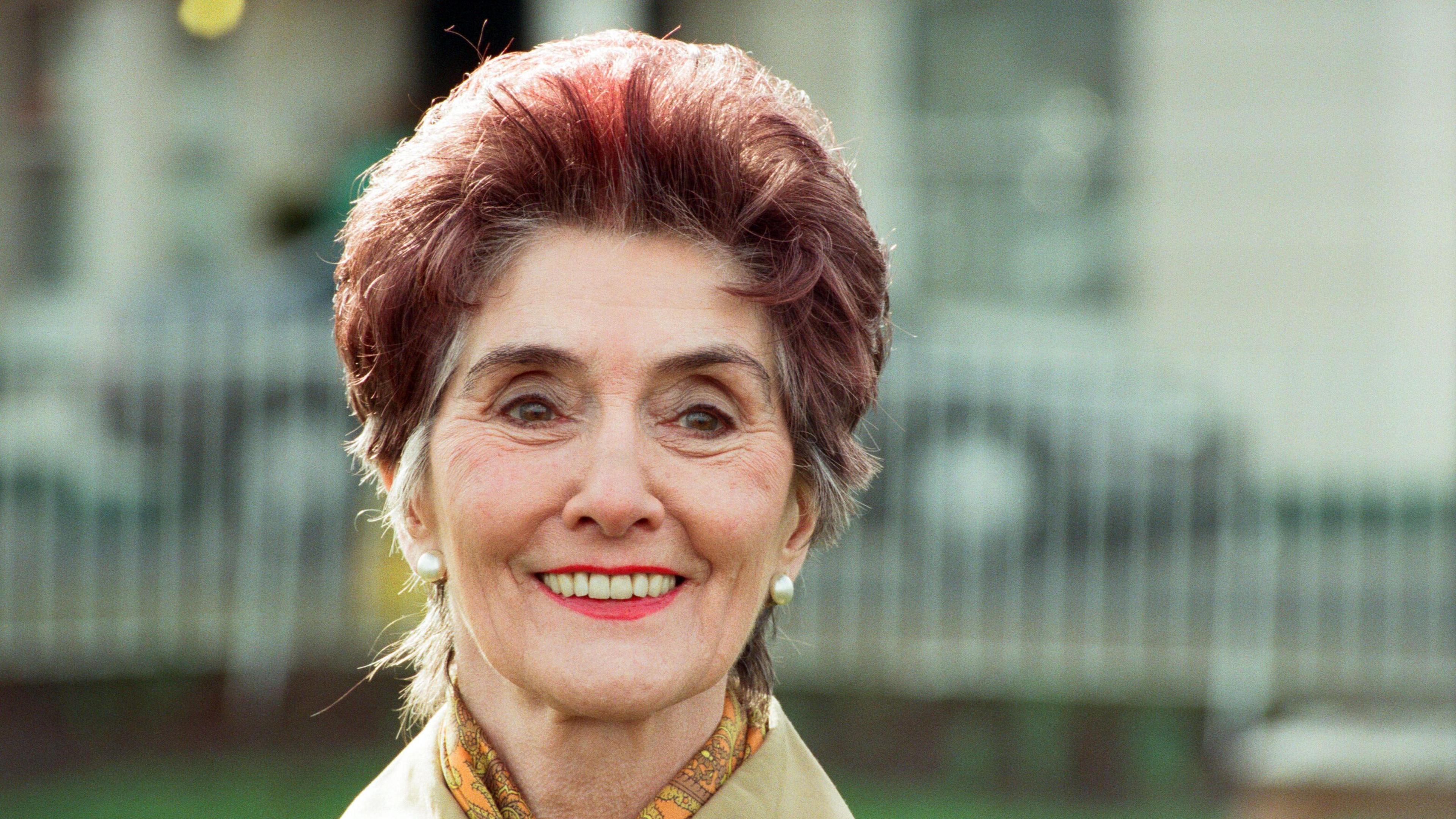 June Brown fel Dot Cotton ar EastEnders