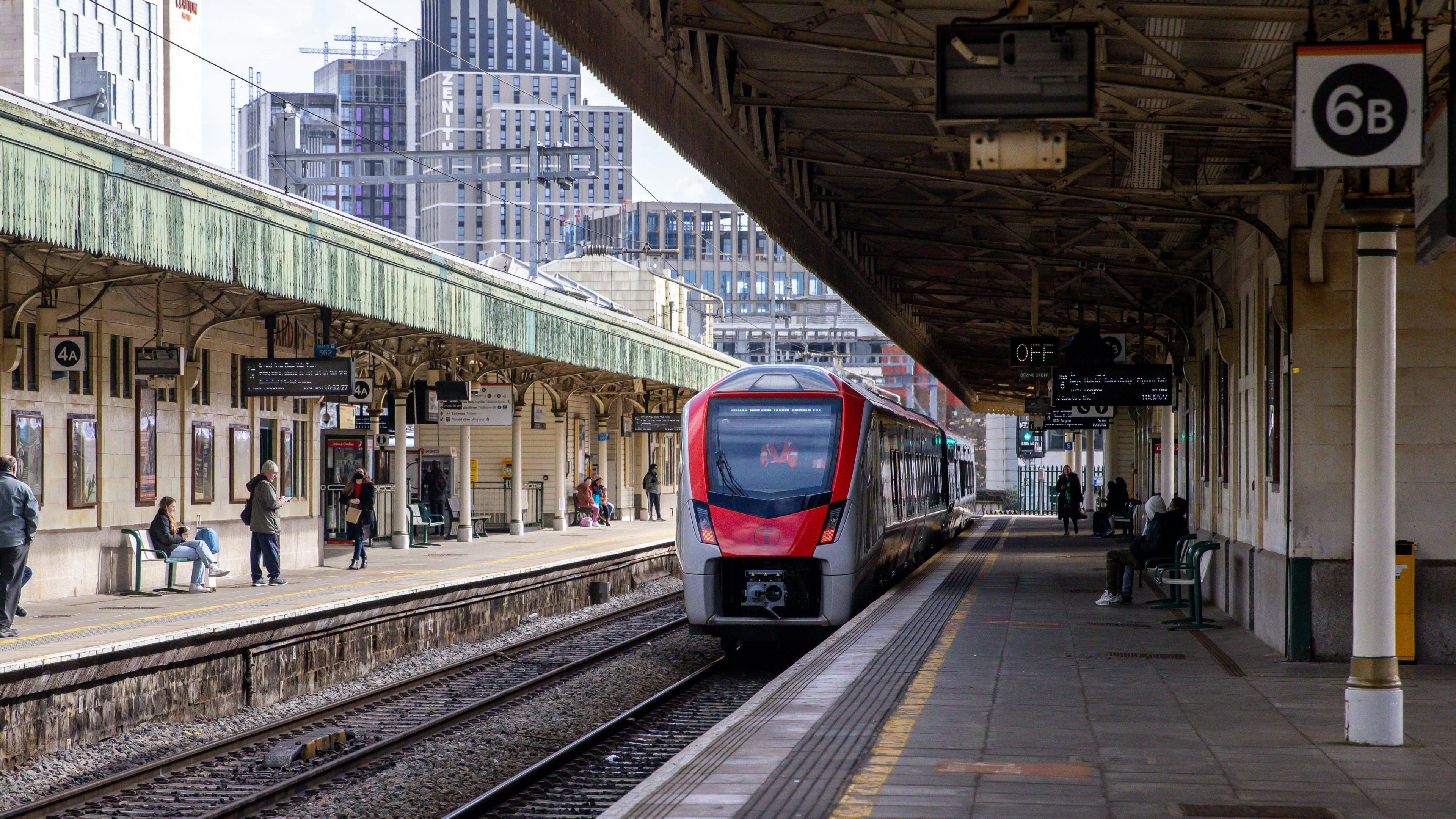 Tren yn gorsaf trenau Caerdydd