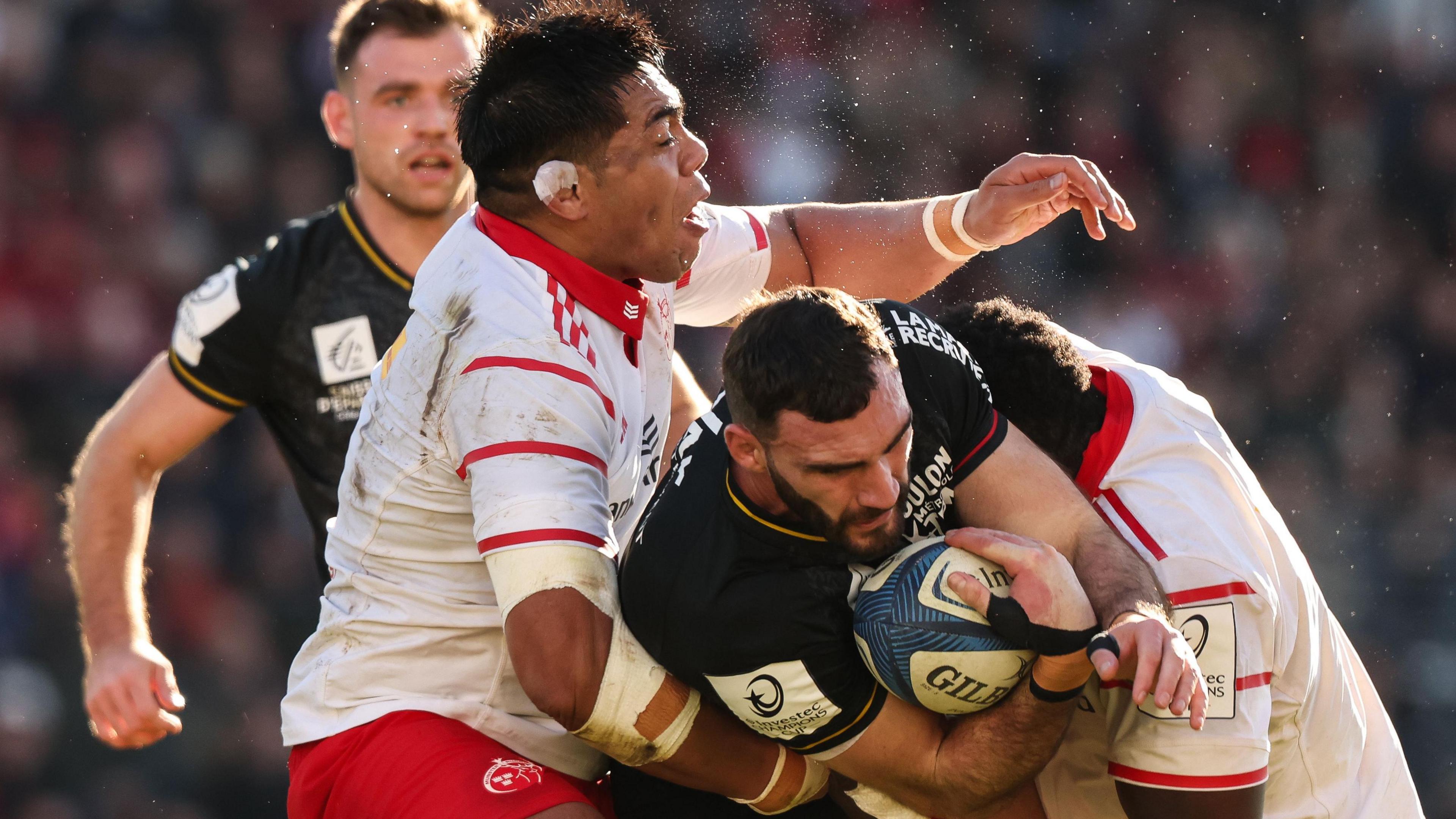 Charles Ollivon carrying the ball
