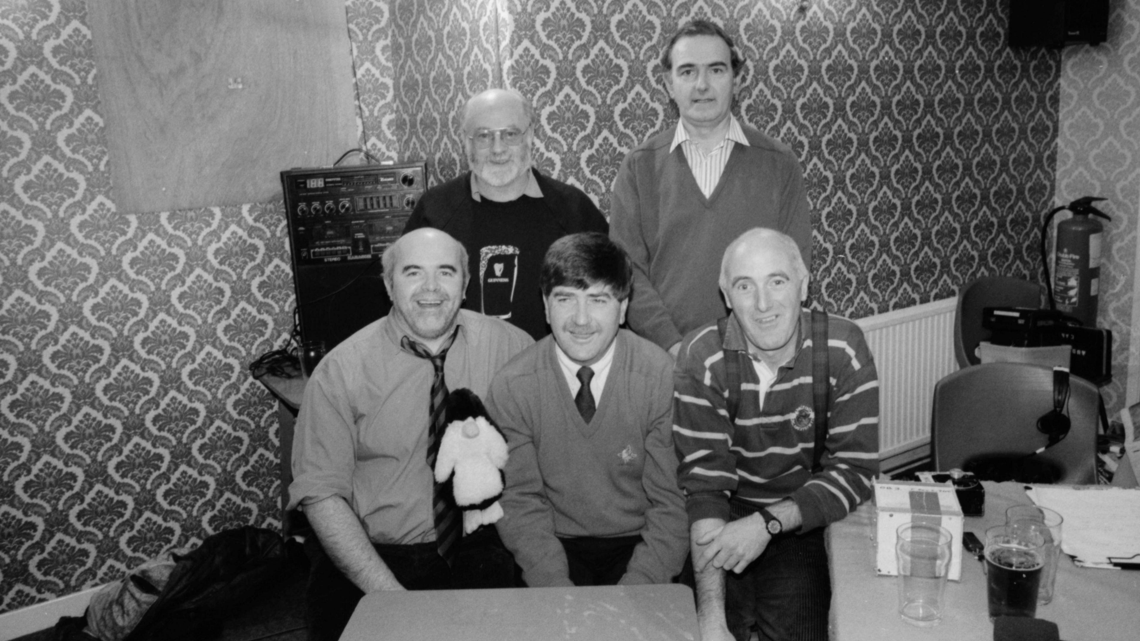 Dewi yn recordio pennod o'r raglen adloniant Dros Ben Llestri ar BBC Radio Cymru gyda Emyr Wyn, Lyn Ebenezer, Huw Llewelyn a Peter Hughes Griffiths yn 1987.