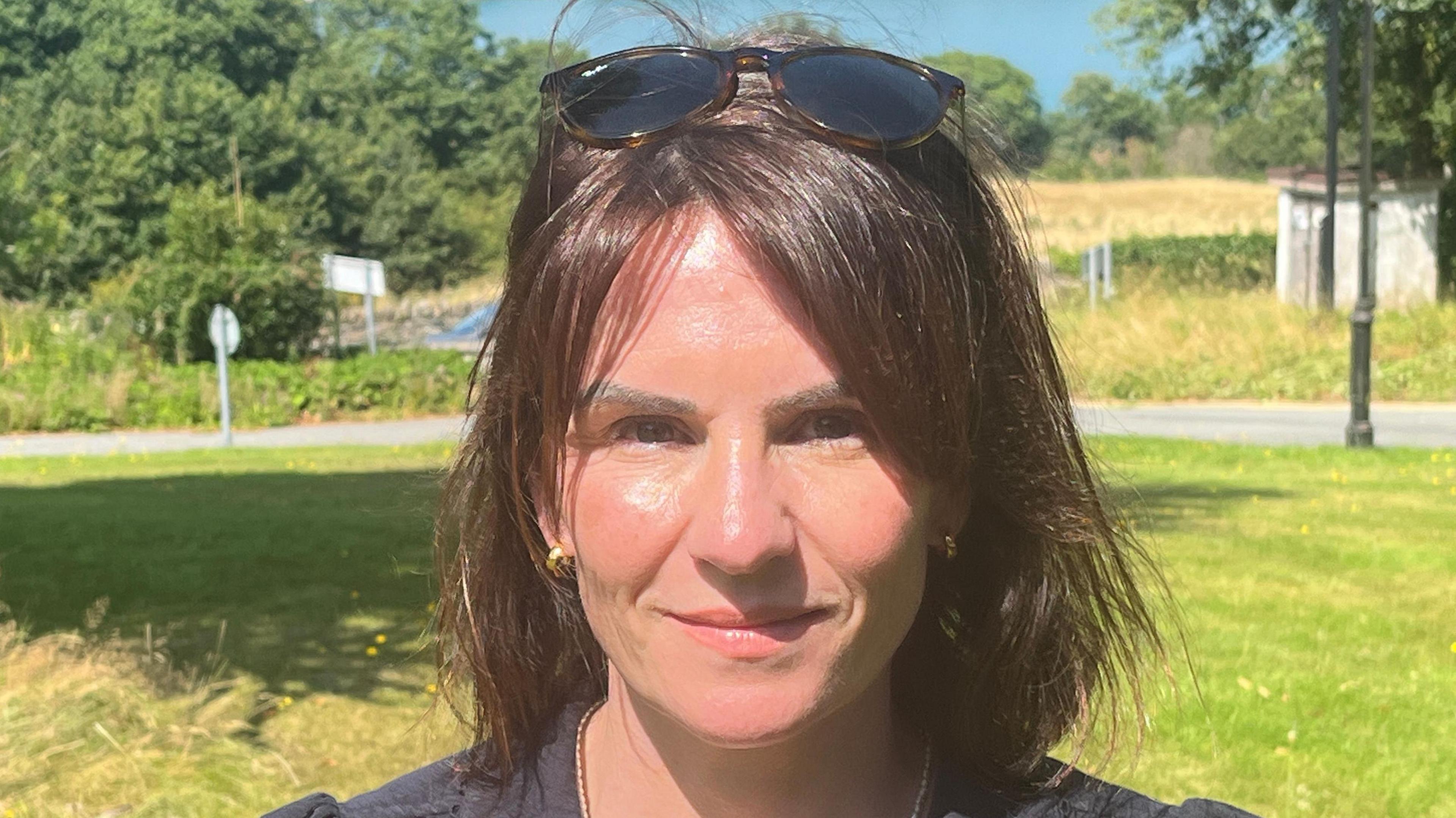 "Mae natur y ffordd mae pobl yn dewis ac yn archebu gwyliau wedi newid," meddai Dr Sara Parry o Ysgol Busnes Bangor.