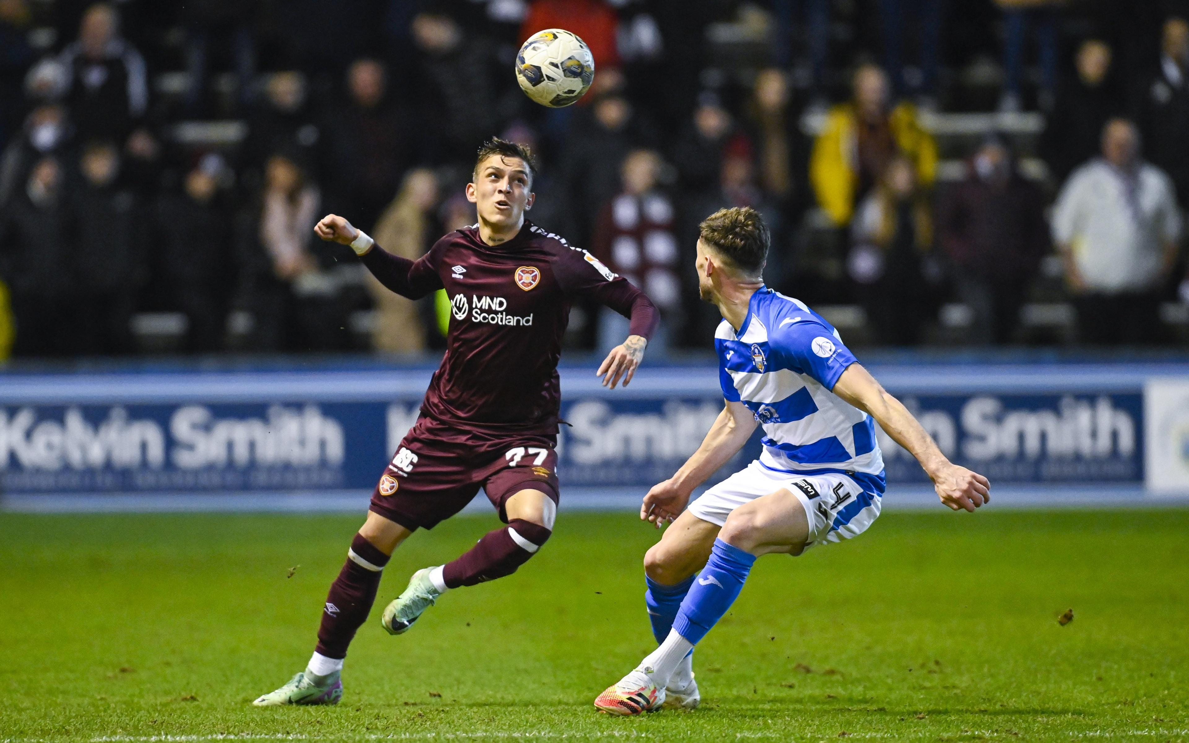 Kenneth Vargas challenges for the ball