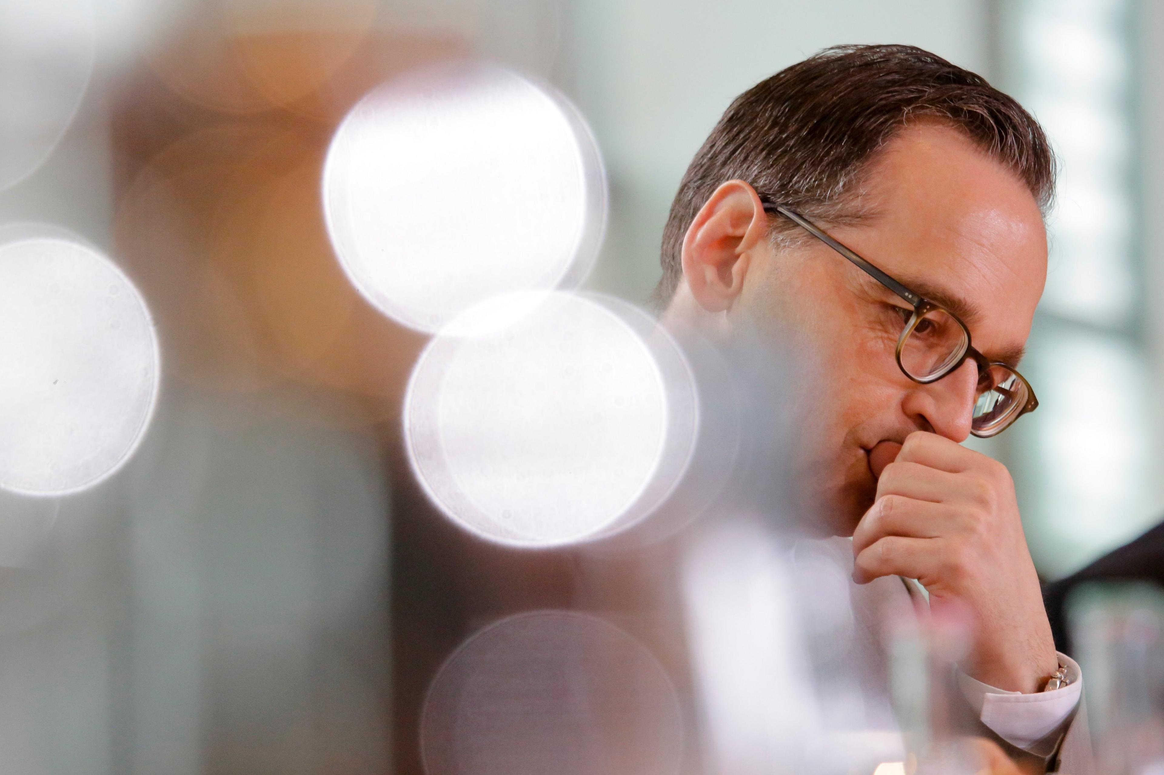 German Justice Minister Heiko Maas reads in his documents prior to the cabinet meeting of the German government at the chancellery in Berlin, Germany, Wednesday 4 May 2016.