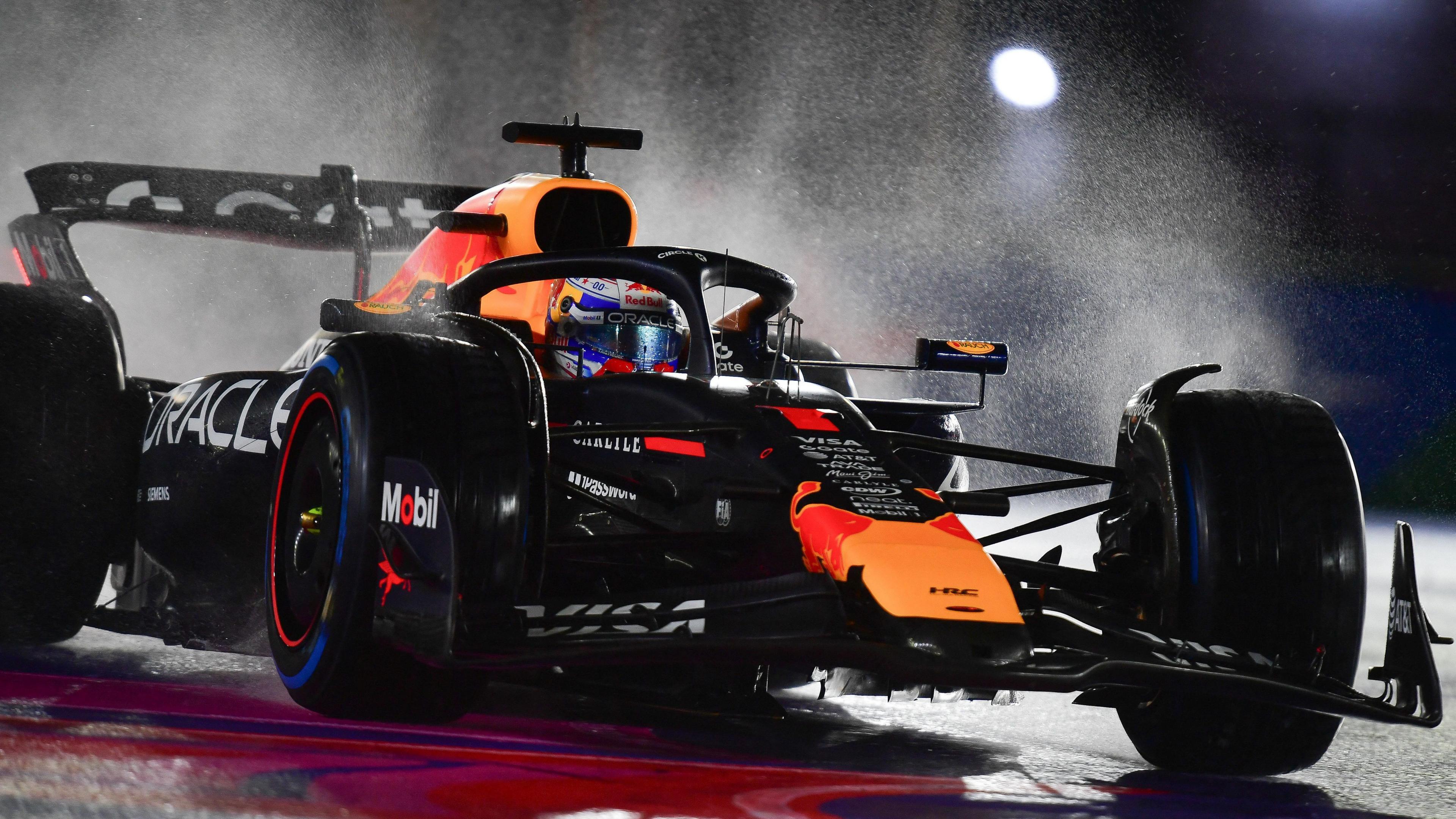 The Red Bull of Max Verstappen throws up a cloud of spray during the wet qualifying session for the Las Vegas Grand Prix