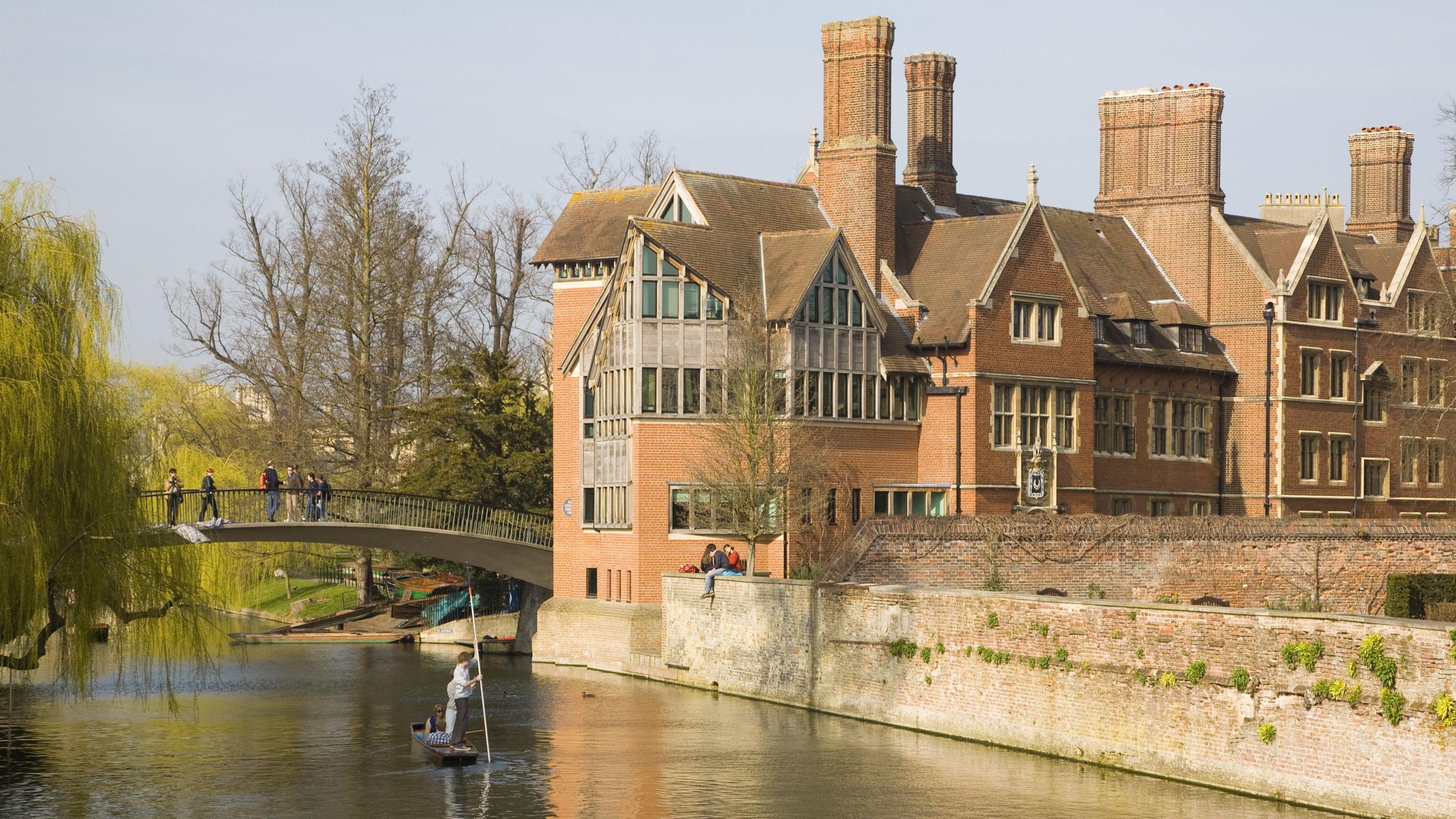 Coleg Trinity Hall, Caergrawnt gyda'r afon Cam o'i flaen.