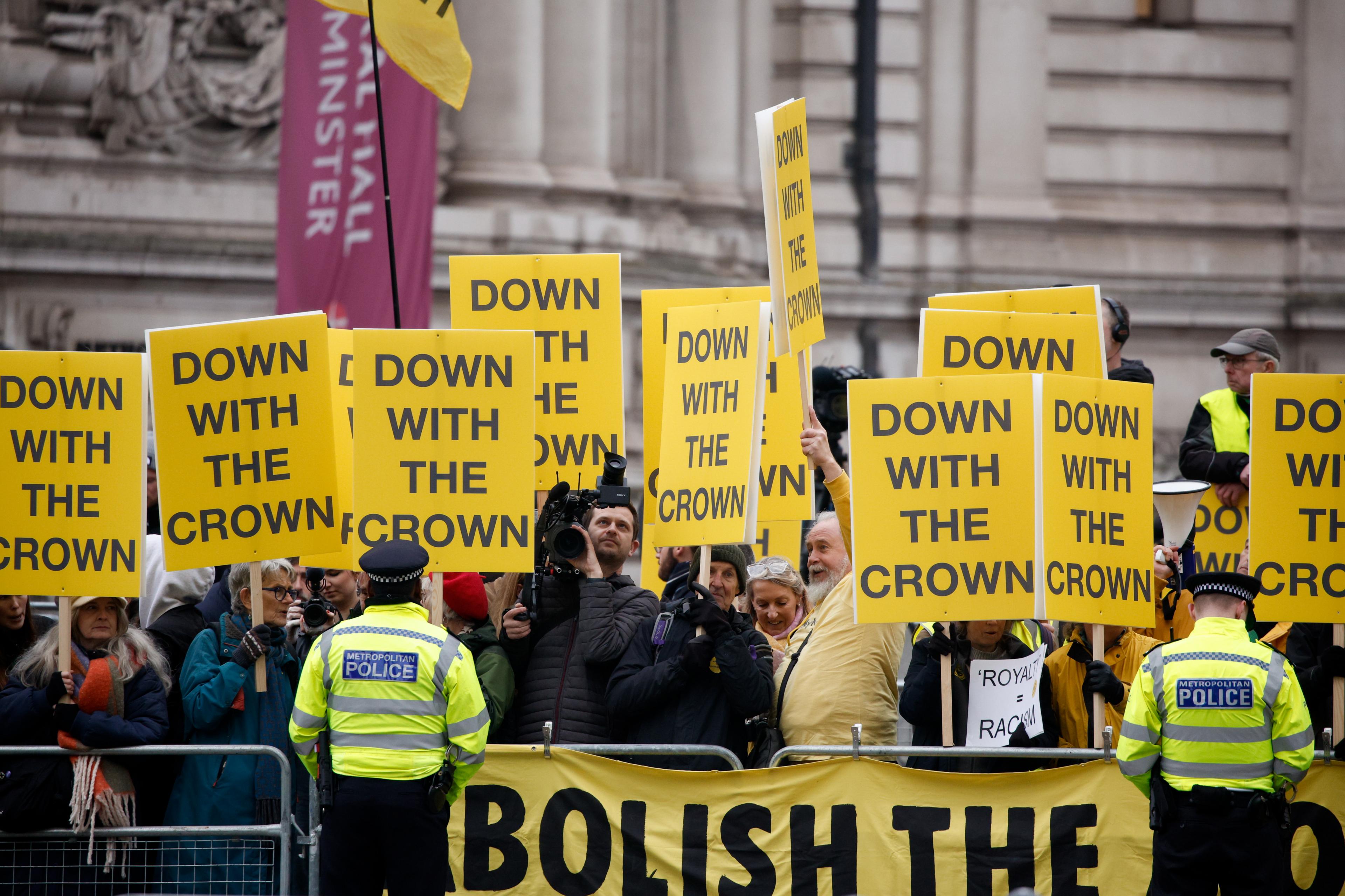 Supports of the Republic campaign holding signs saying "down with the crown"