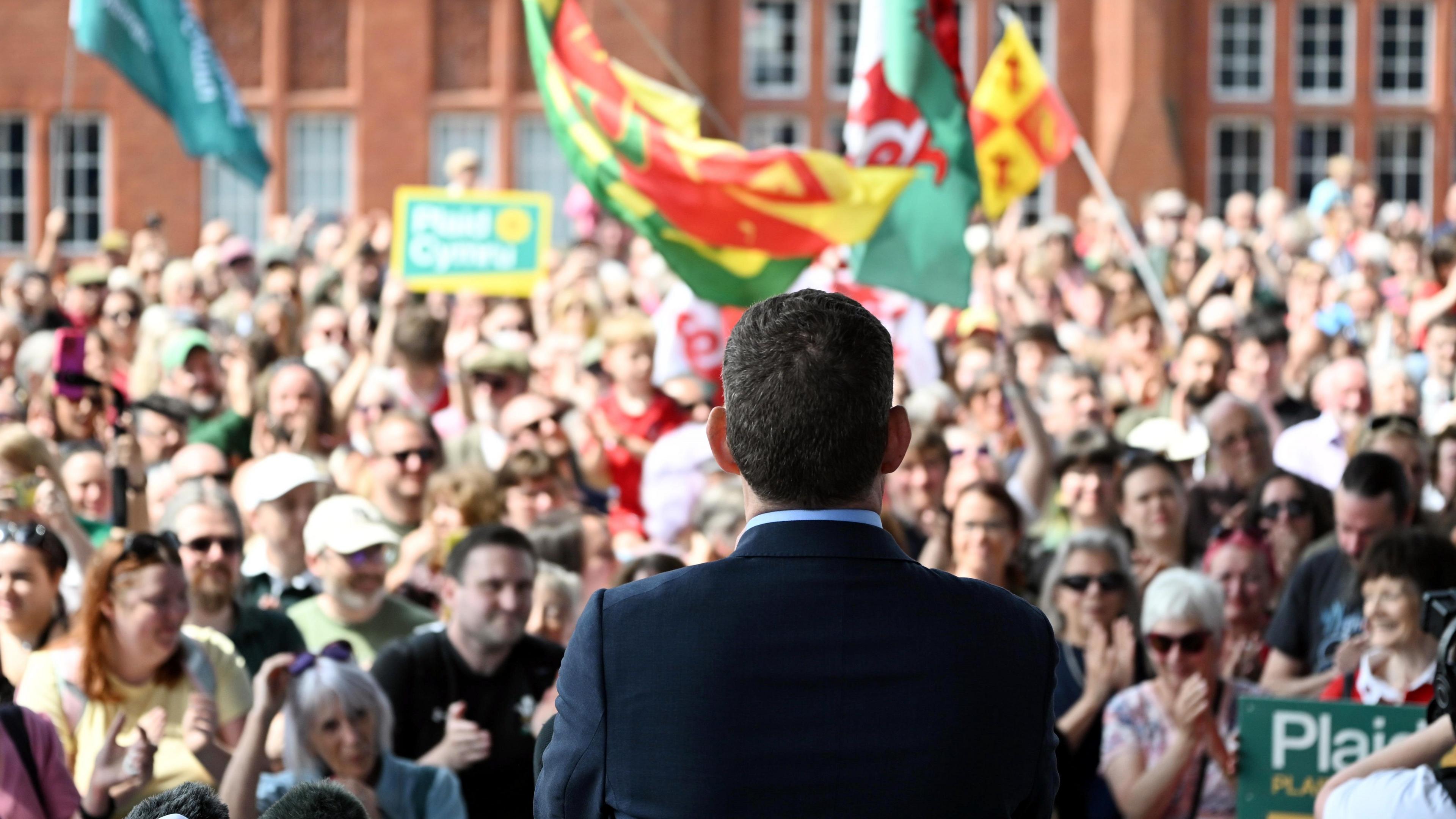 Rhun ap Iorwerth o flaen torf