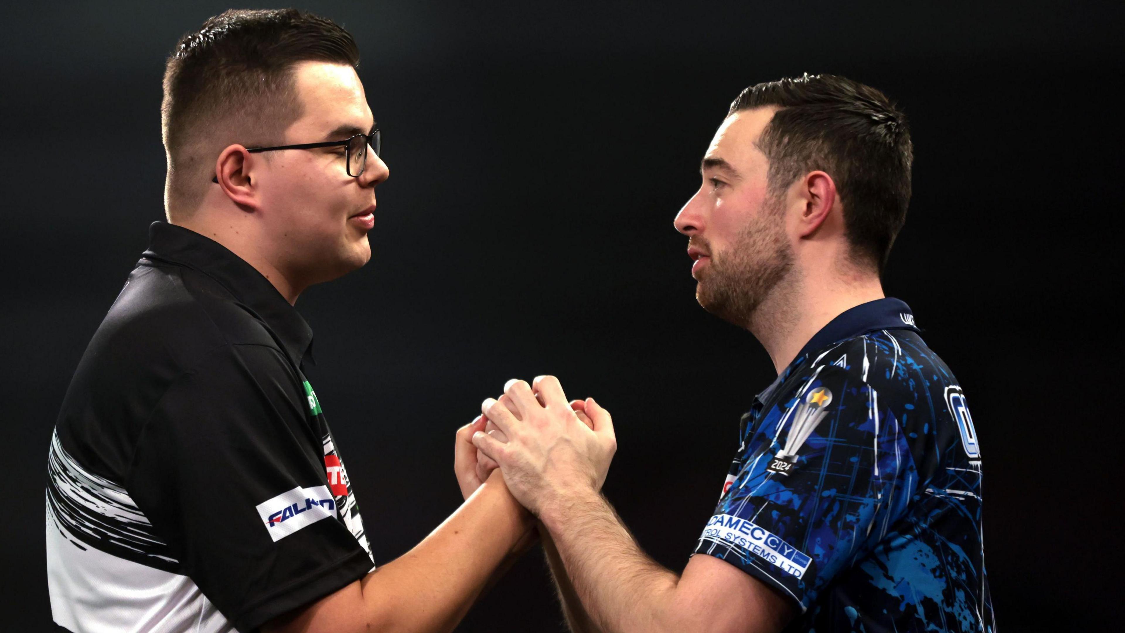 Gian van Veen shakes hands with Luke Humphries