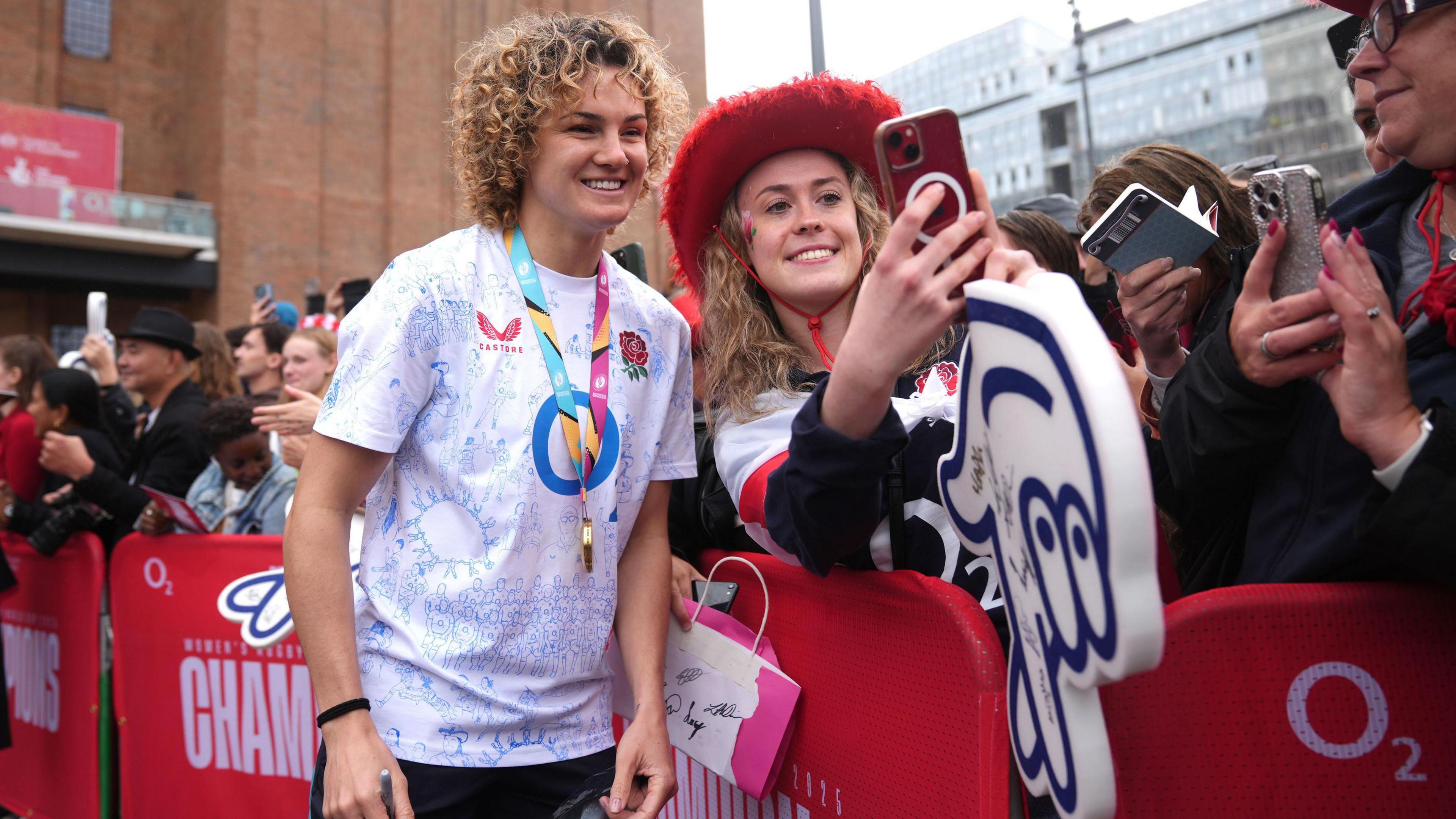 England's Ellie Kildunne poses for photographs with fans during a Champions Party at Battersea Power Station, London. England won the Women's World Cup with a 33-13 victory over Canada at Allianz Stadium.. Picture date: Sunday September 28, 2025. PA Photo. Photo credit should read: Ben Whitley/PA Wire.