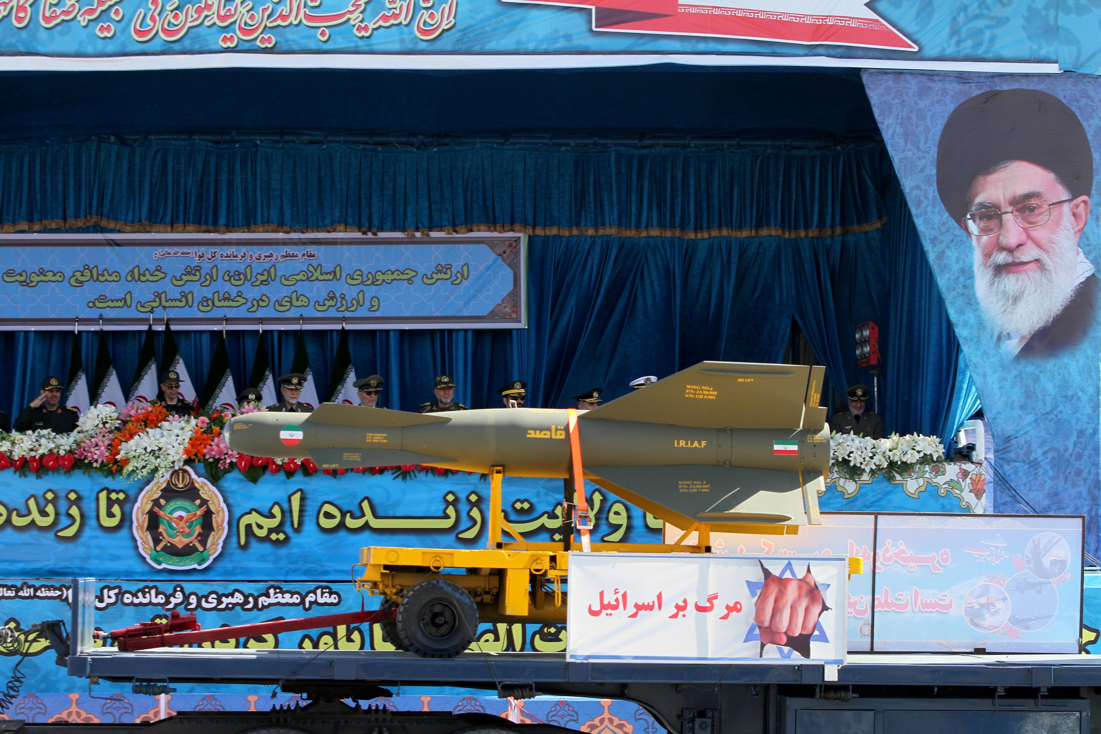 An Iranian military vehicle carries a smart bomb during an Army Day parade in Tehran (18 April 2017) in Tehran