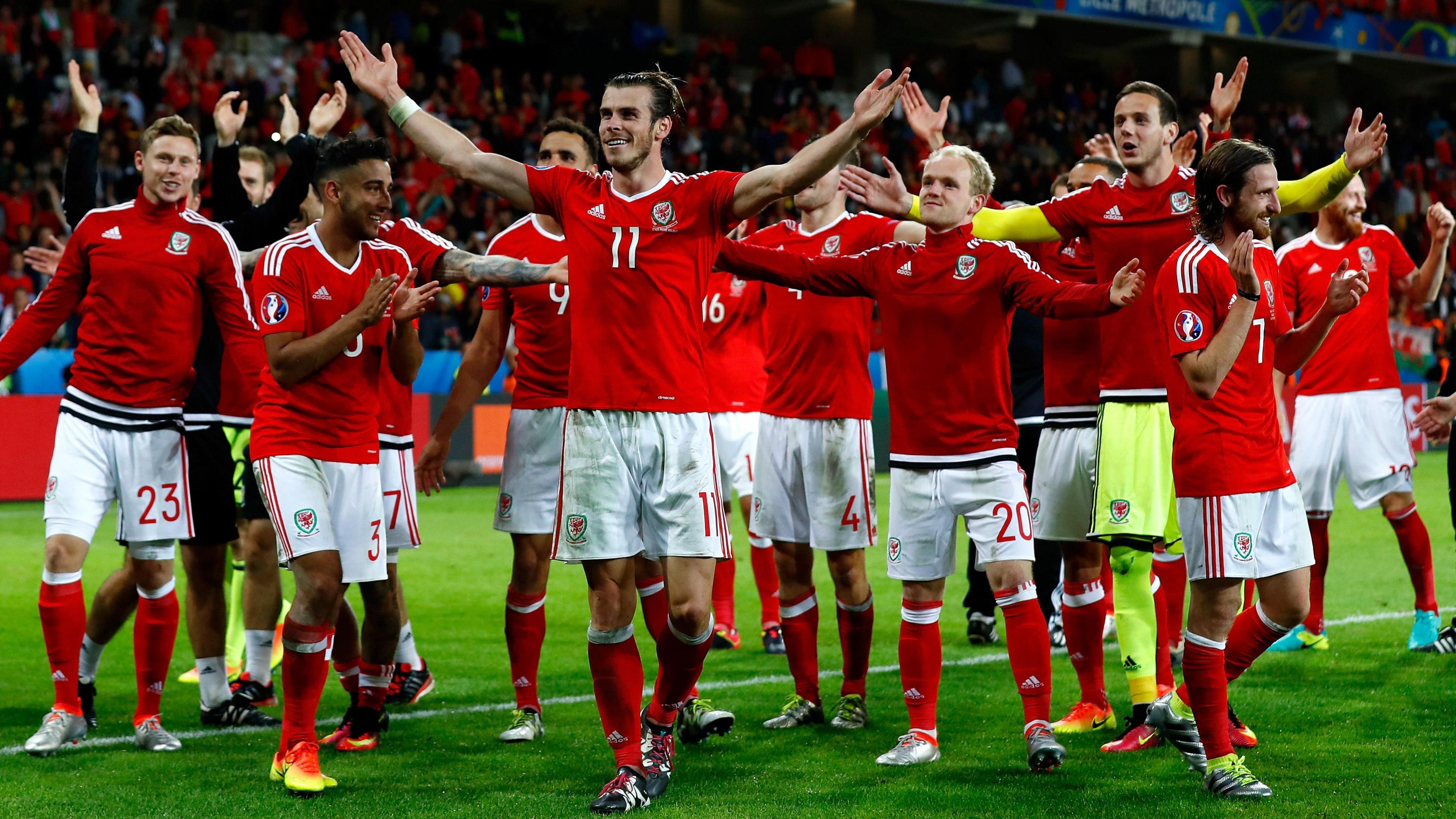 Cymru'n dathlu ar ôl trechu Gwlad Belg yn Euro 2016