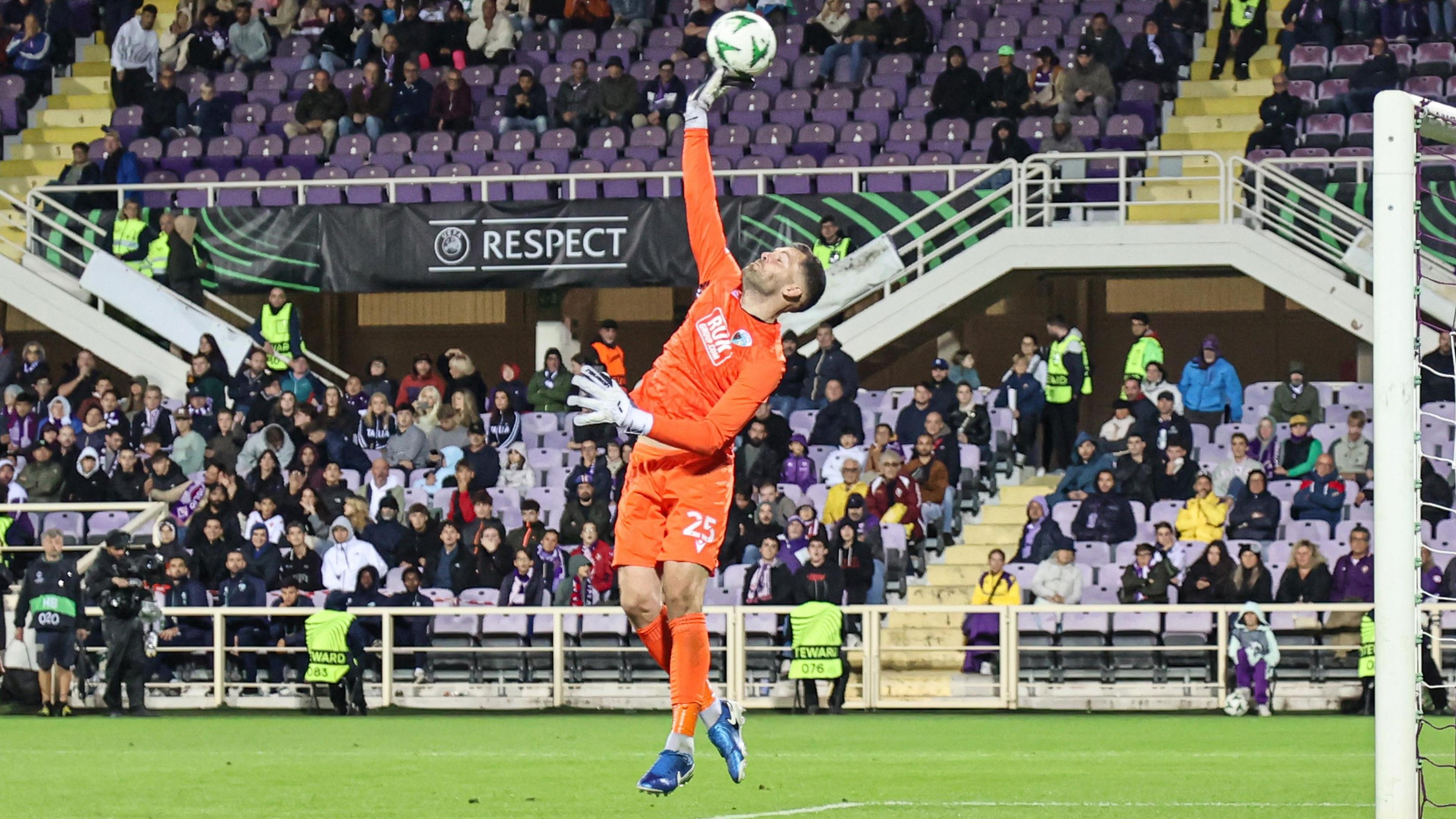 Connor Roberts yn chwarae i'r Seintiau yn erbyn Fiorentina yn gynharach y tymor hwn