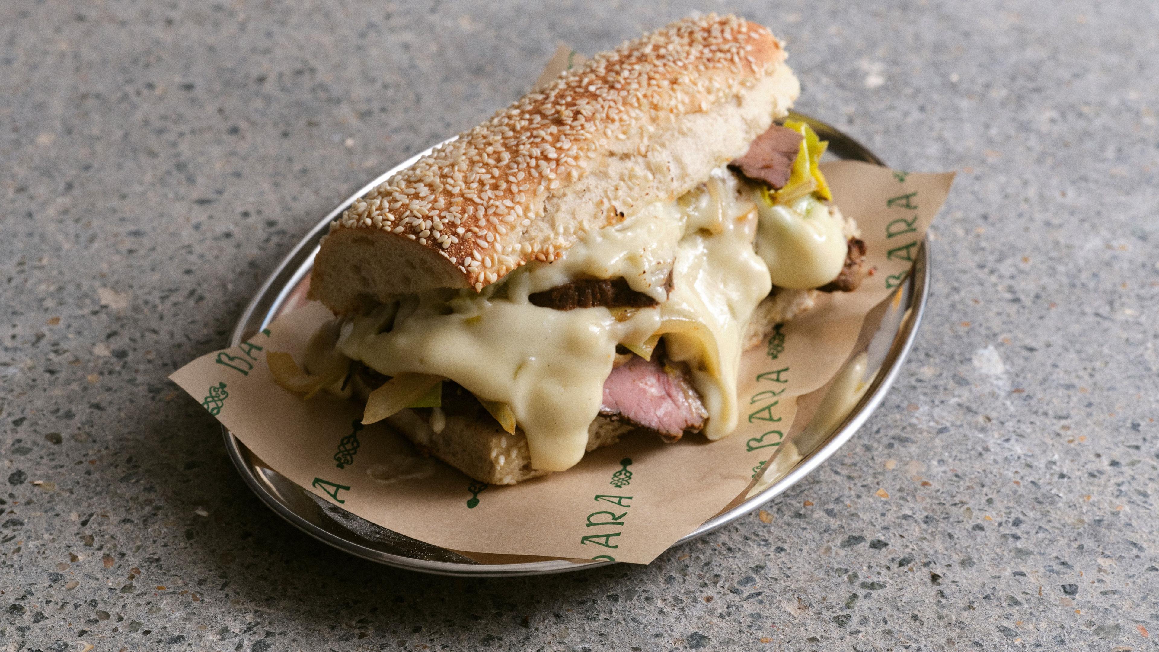 Y "Caerphilly Cheese Steak" yn nghaffi Bara