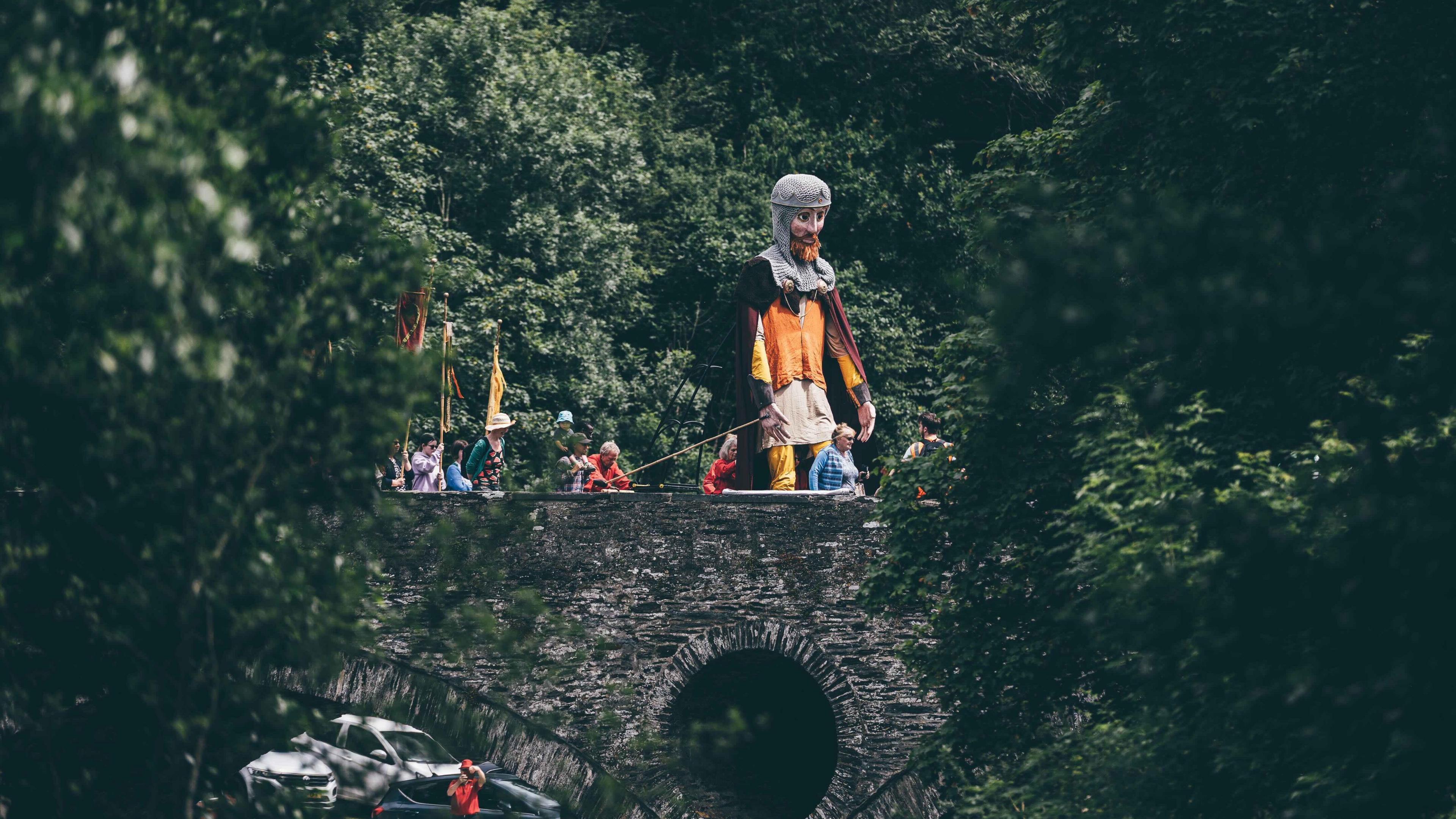 Yr Arglwydd Rhys yn sefyll yn dalog ar Bont Cenarth