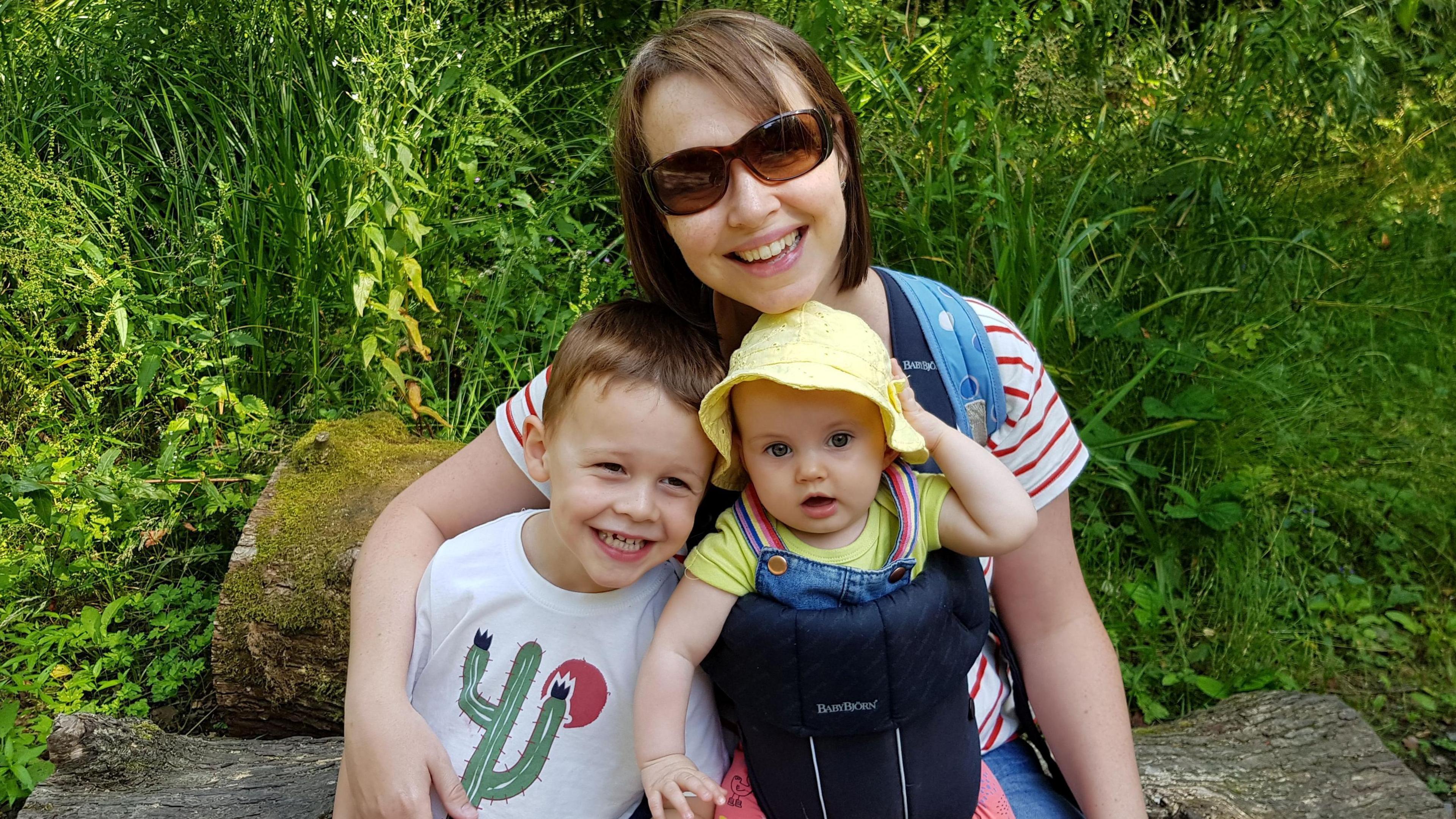 Nicola Wheatley gyda'i phlant