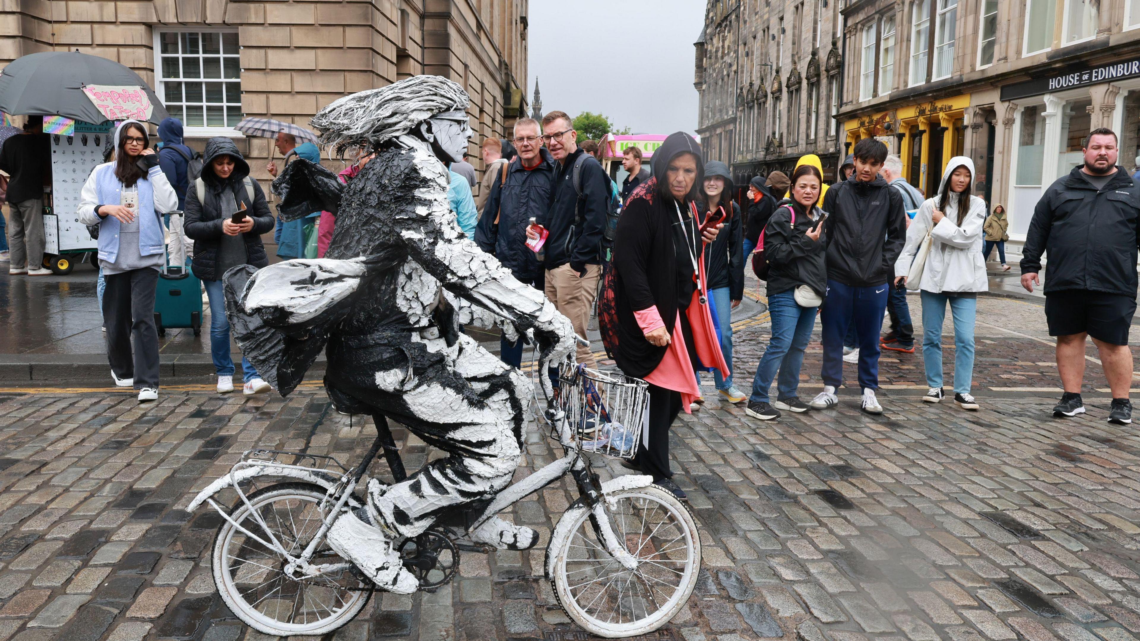 A street performer on the Royal Mile