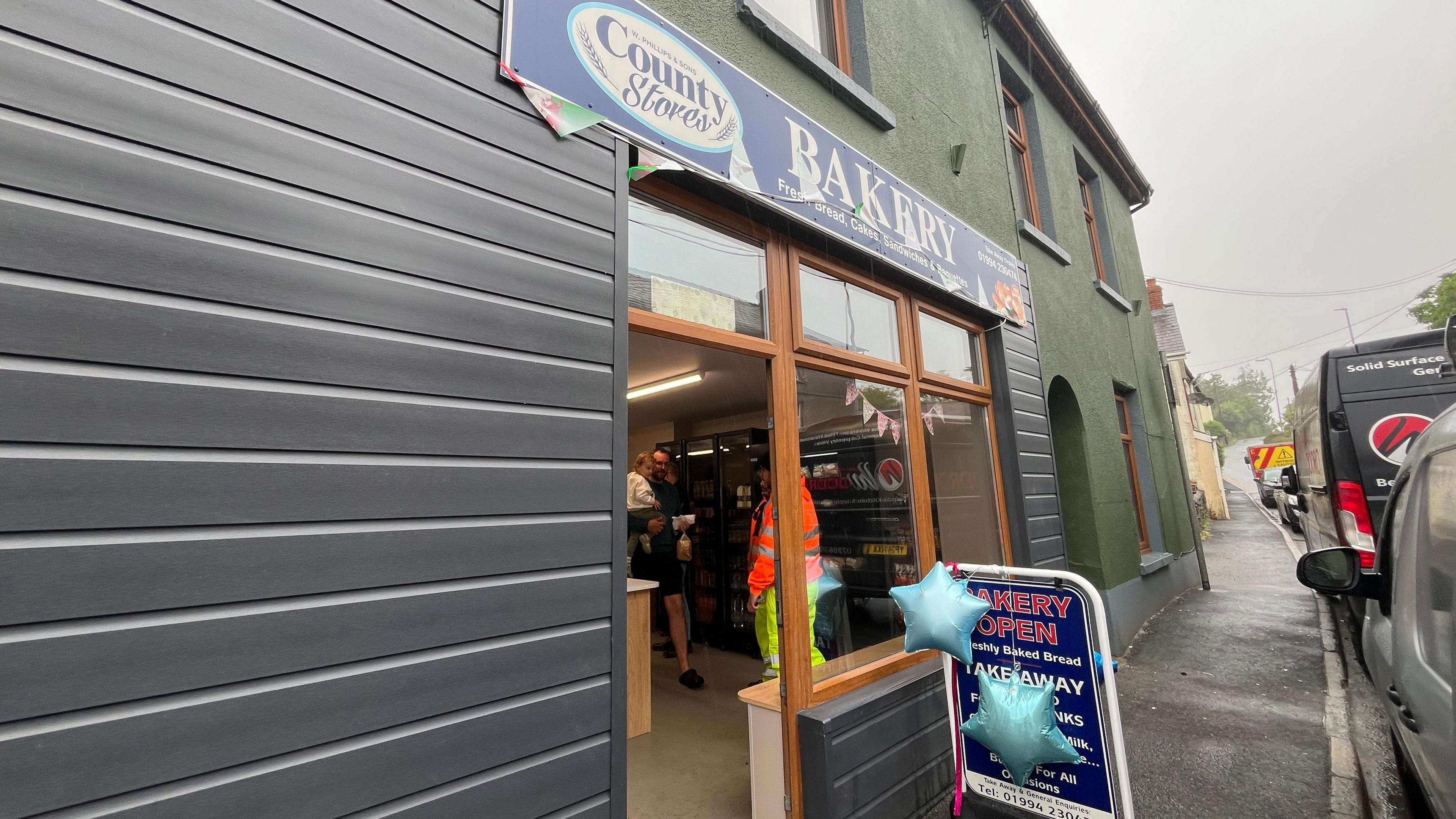 County Stores wedi ail-agor