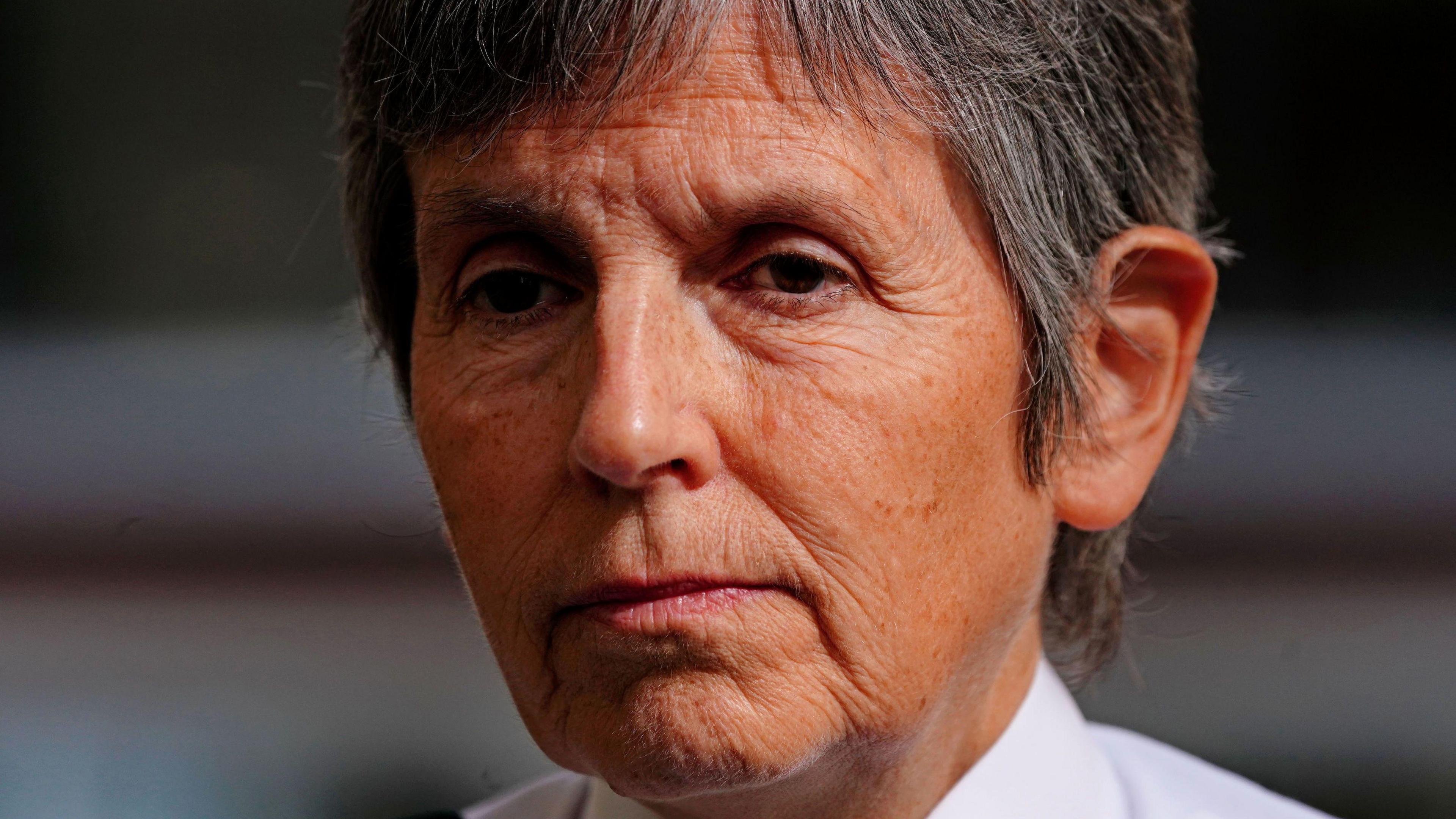 Pamje nga afër e Dame Cressida Dick me pamje të zymtë, me flokë të shkurtra shkurt, në rolin e saj të mëparshëm si Komisionere e Policisë Metropolitane.  