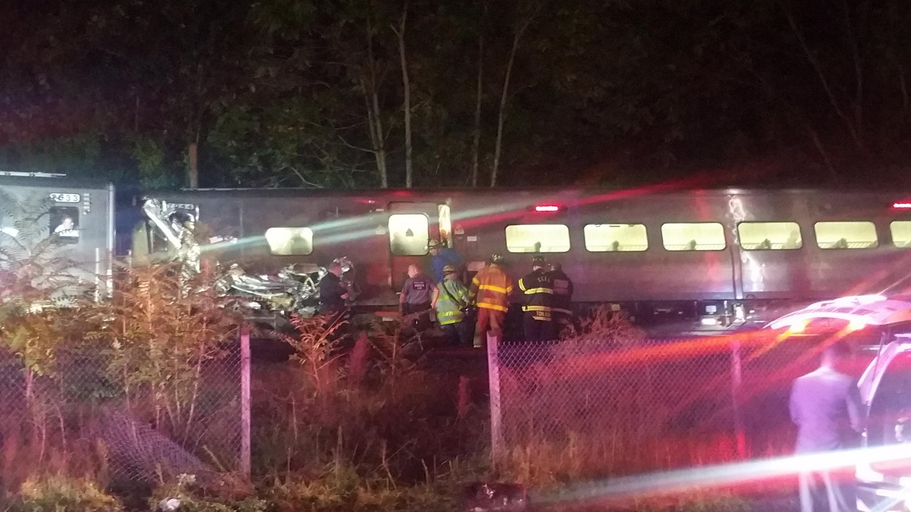 Rescue workers attend the scene of a Long Island Railroad train that derailed near New Hyde Park, New York., 8 October 2016