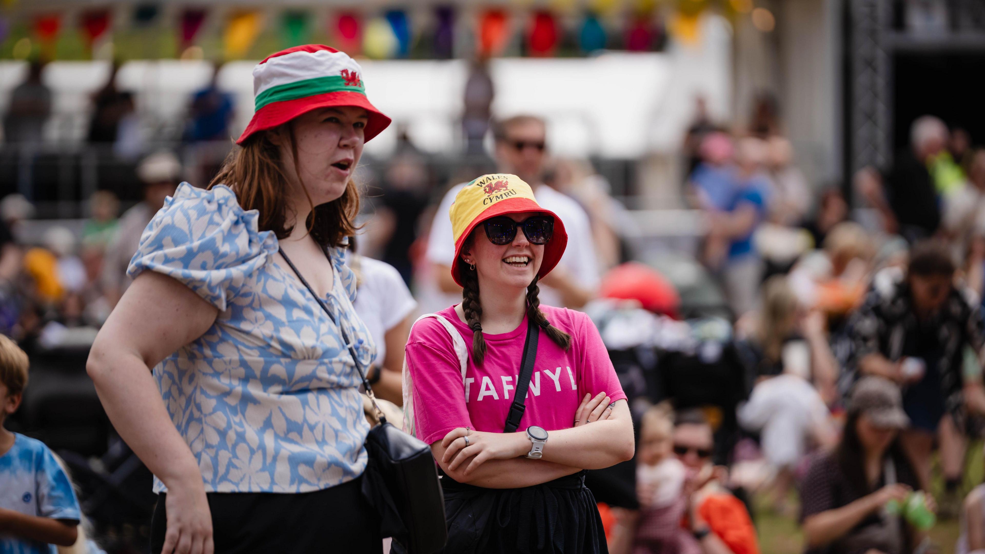 Mae nwyddau a dillad Tafwyl ar gael ar stondin Menter Caerdydd