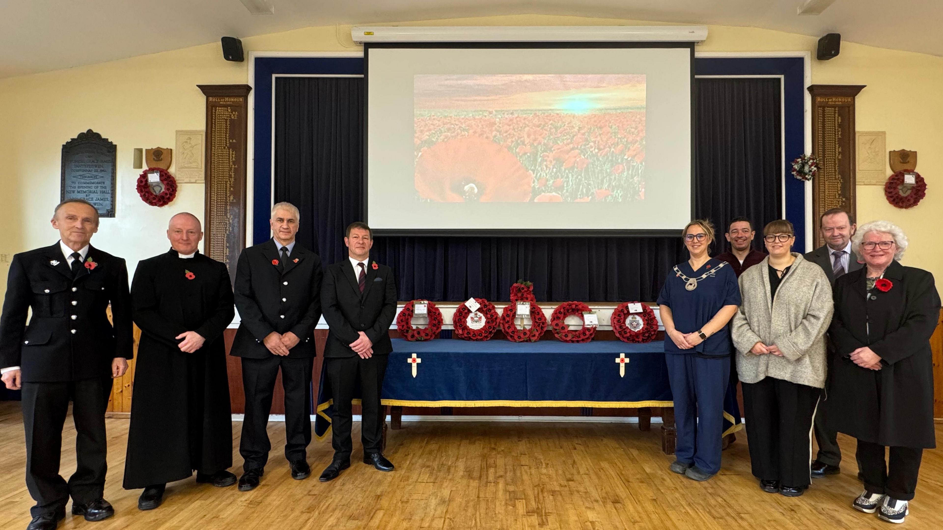 gwasanaeth Sul y Cofio yn Neuadd Goffa Tregaron