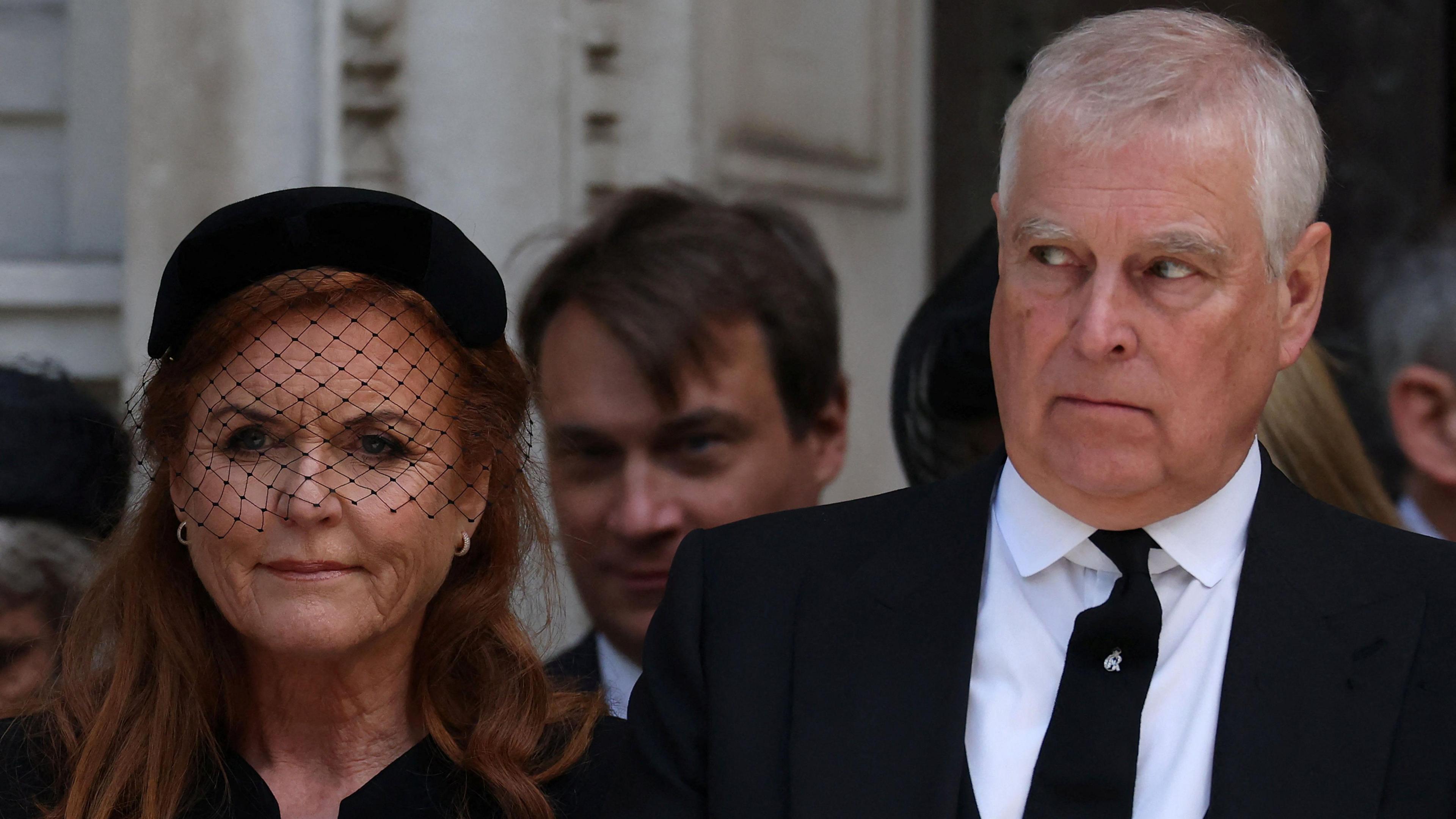 Sarah Ferguson dhe Andrew në një funeral, të veshur me të zeza