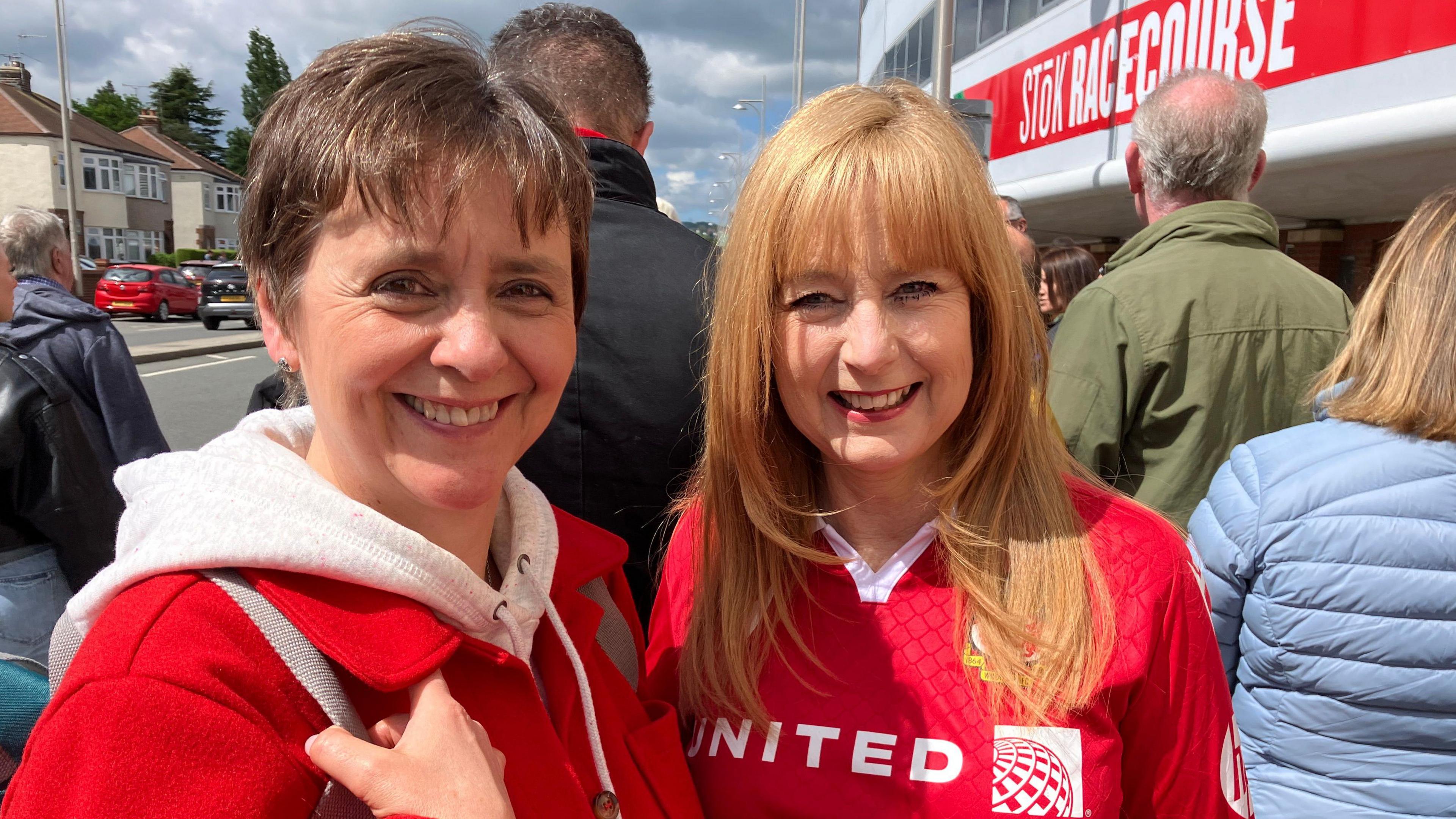 Rhian Jones ac Annette Gardner
