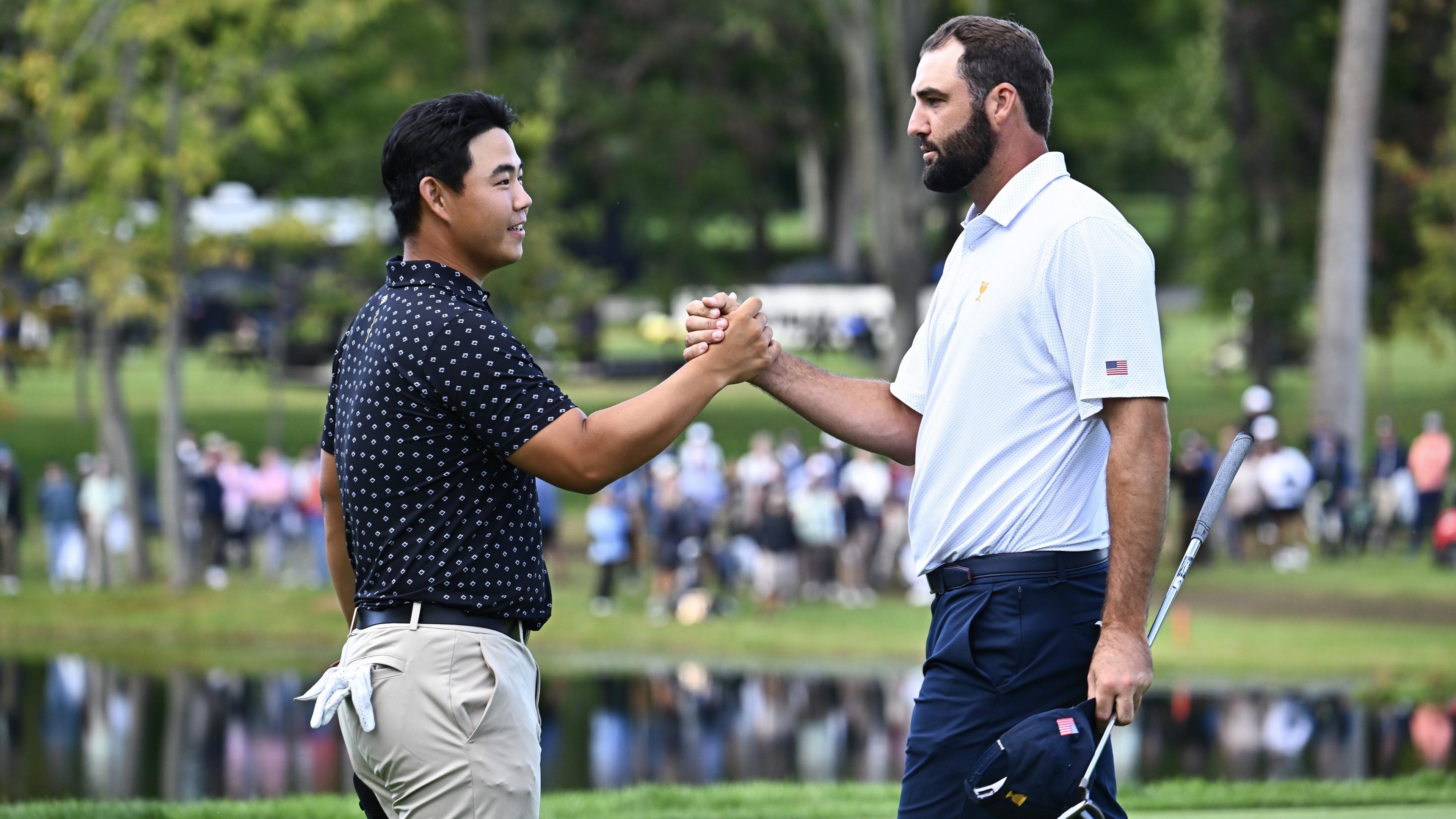 Tom Kim and Scottie Scheffler clasp hands during nan Presidents Cup