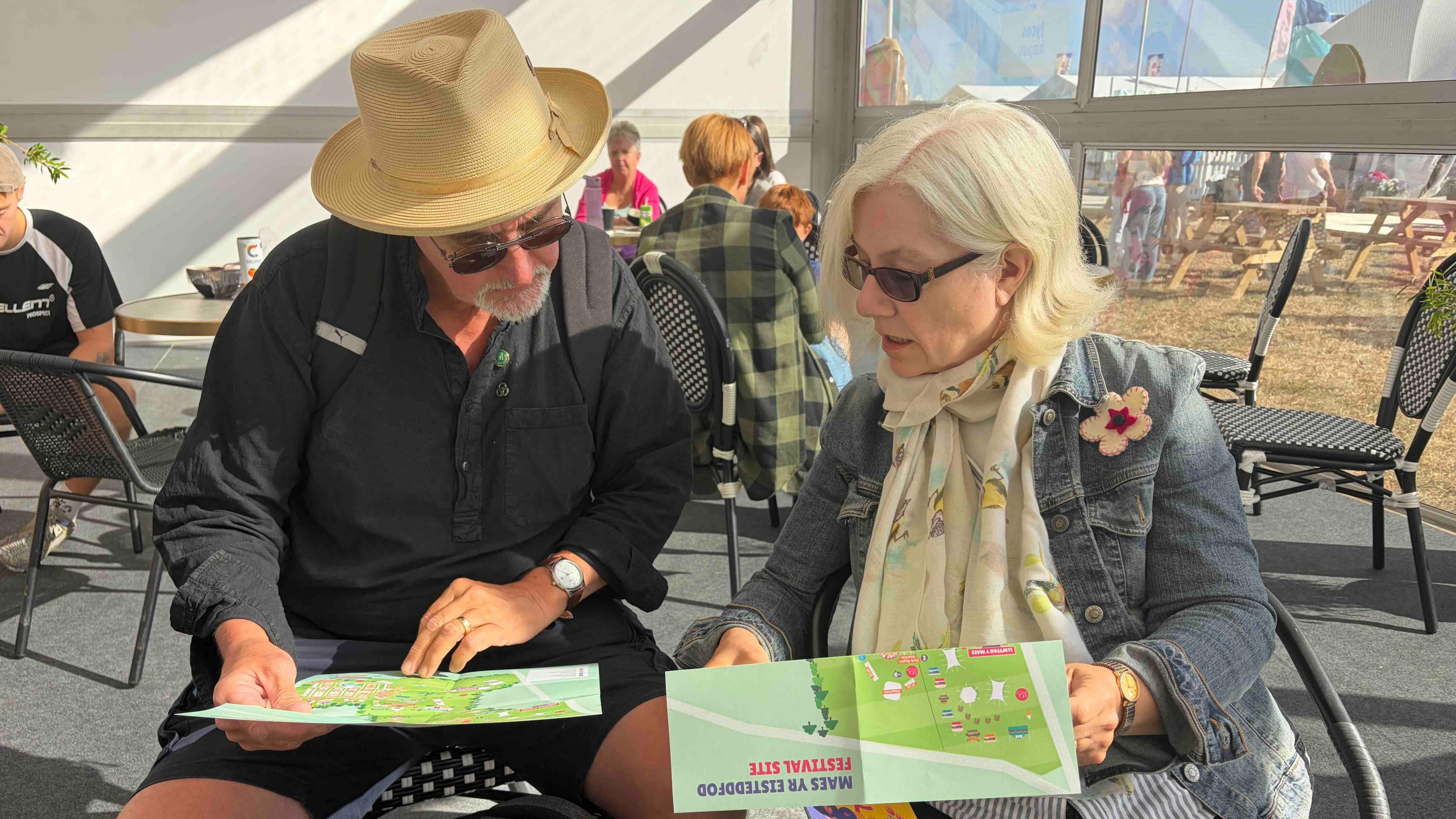 Jem 'Tynrhos' a Jane Blank o Lanrhystud yn astudio'r map yn y brif fynedfa ben bore