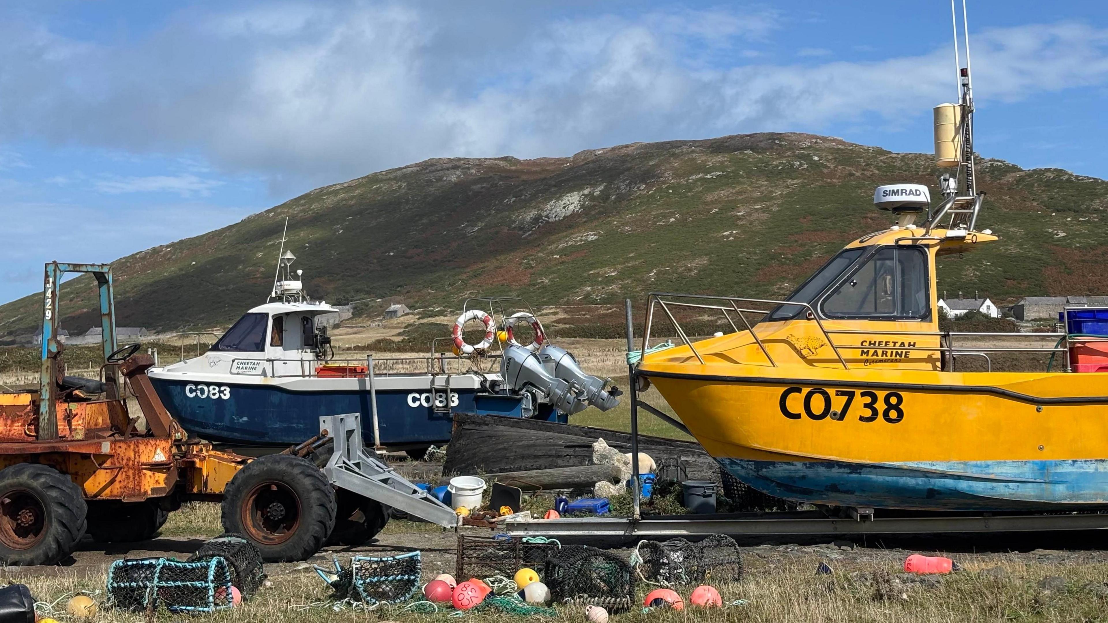 Y ddau gwch ar y lan a diwedd y tymor cimycha yn agosáu