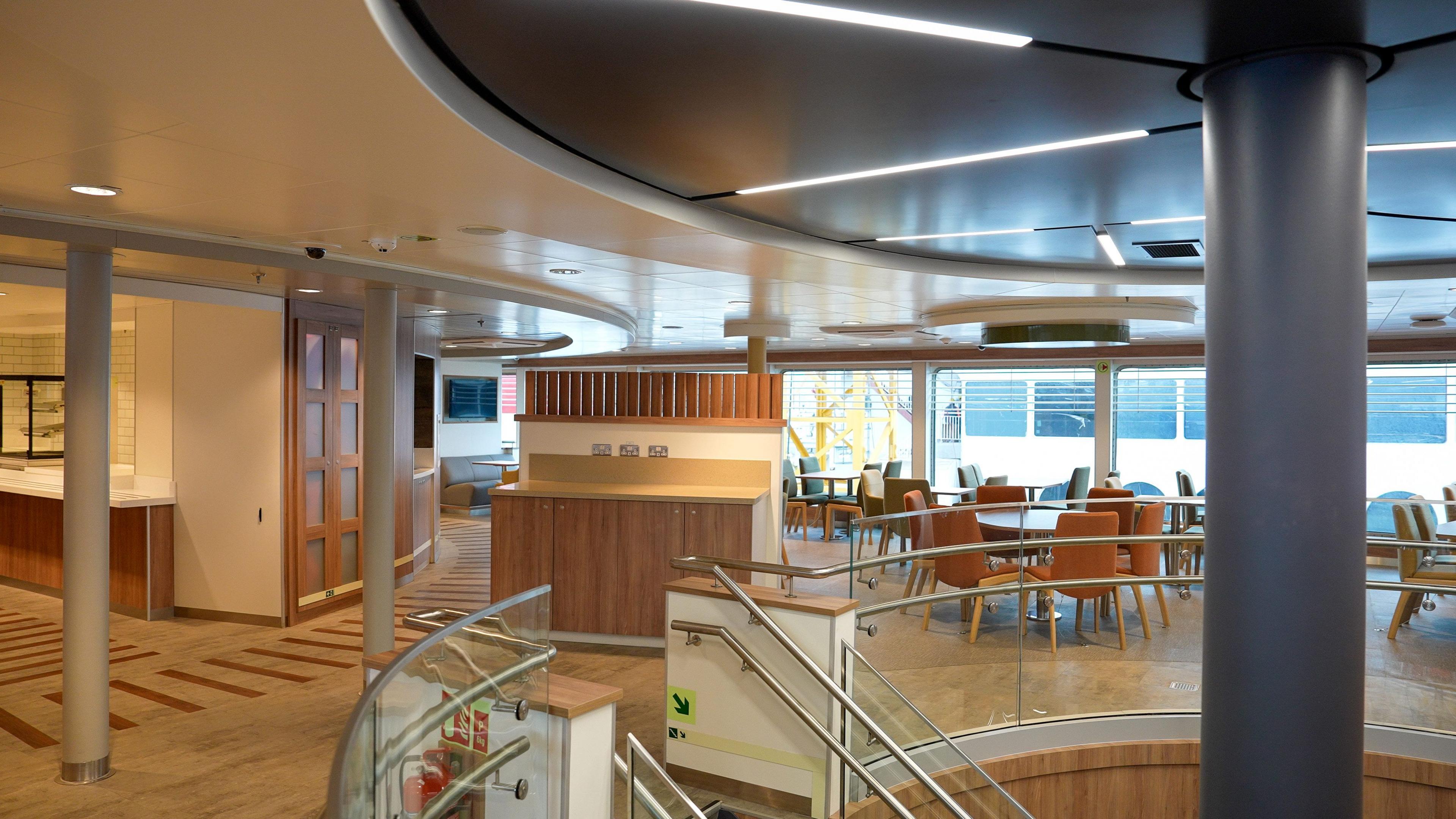 Taobh a-staigh an MV Isle of Islay.