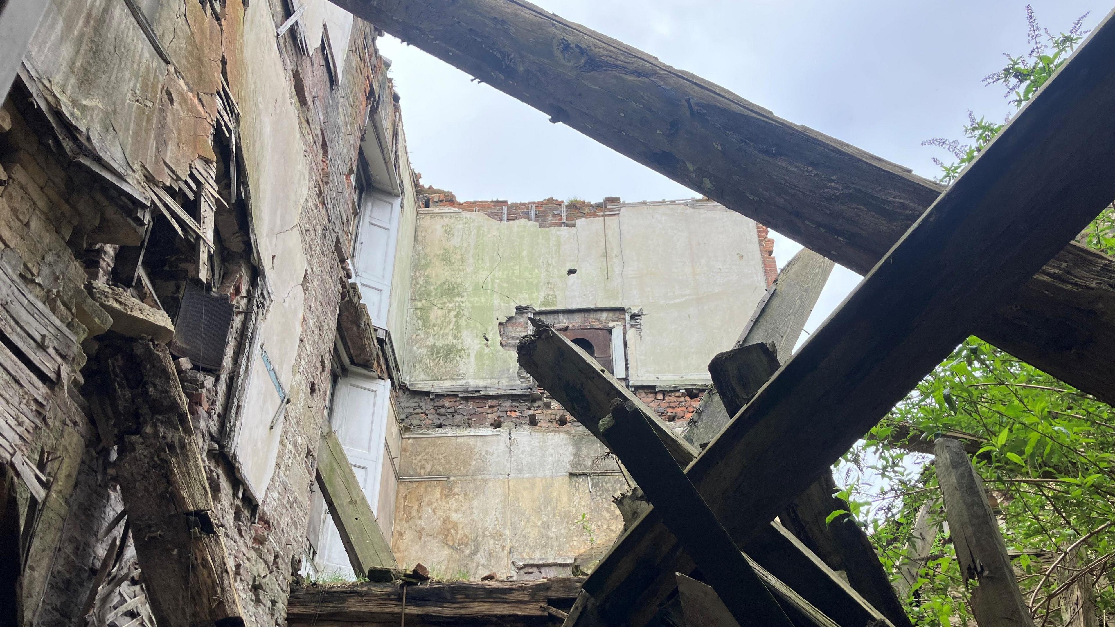 Fotografi e pjesës së brendshme të shembur pjesërisht të Sallës Winstanley në Wigan.