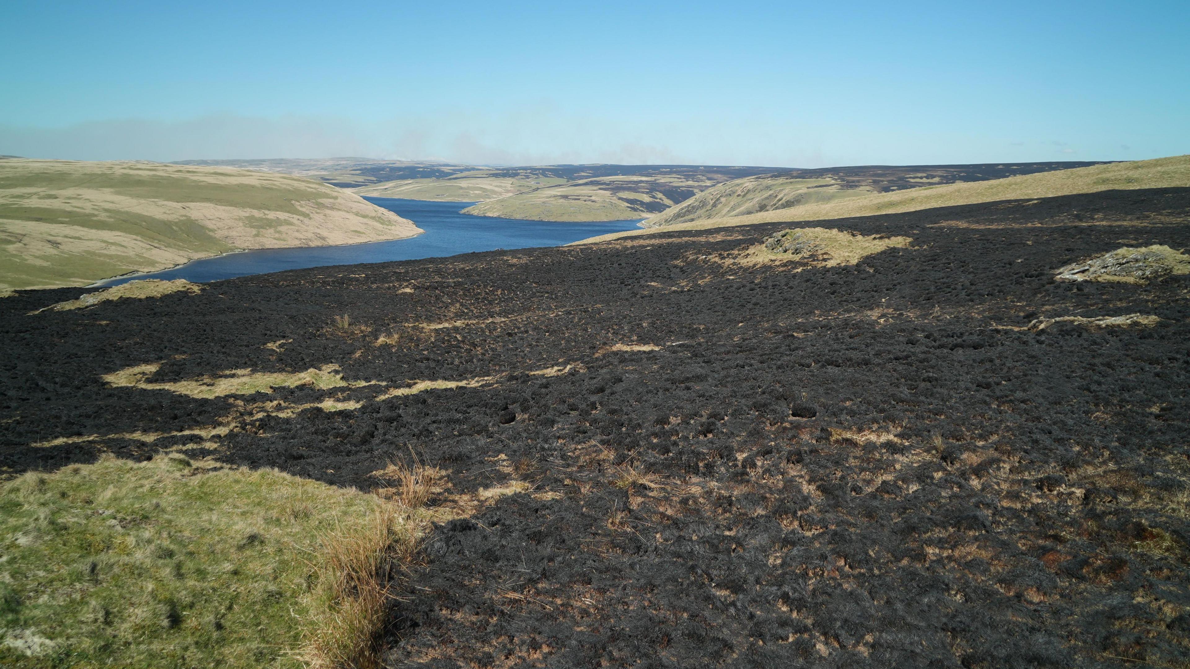 Tân ar ochr mynydd yn ardal Cwm Elan