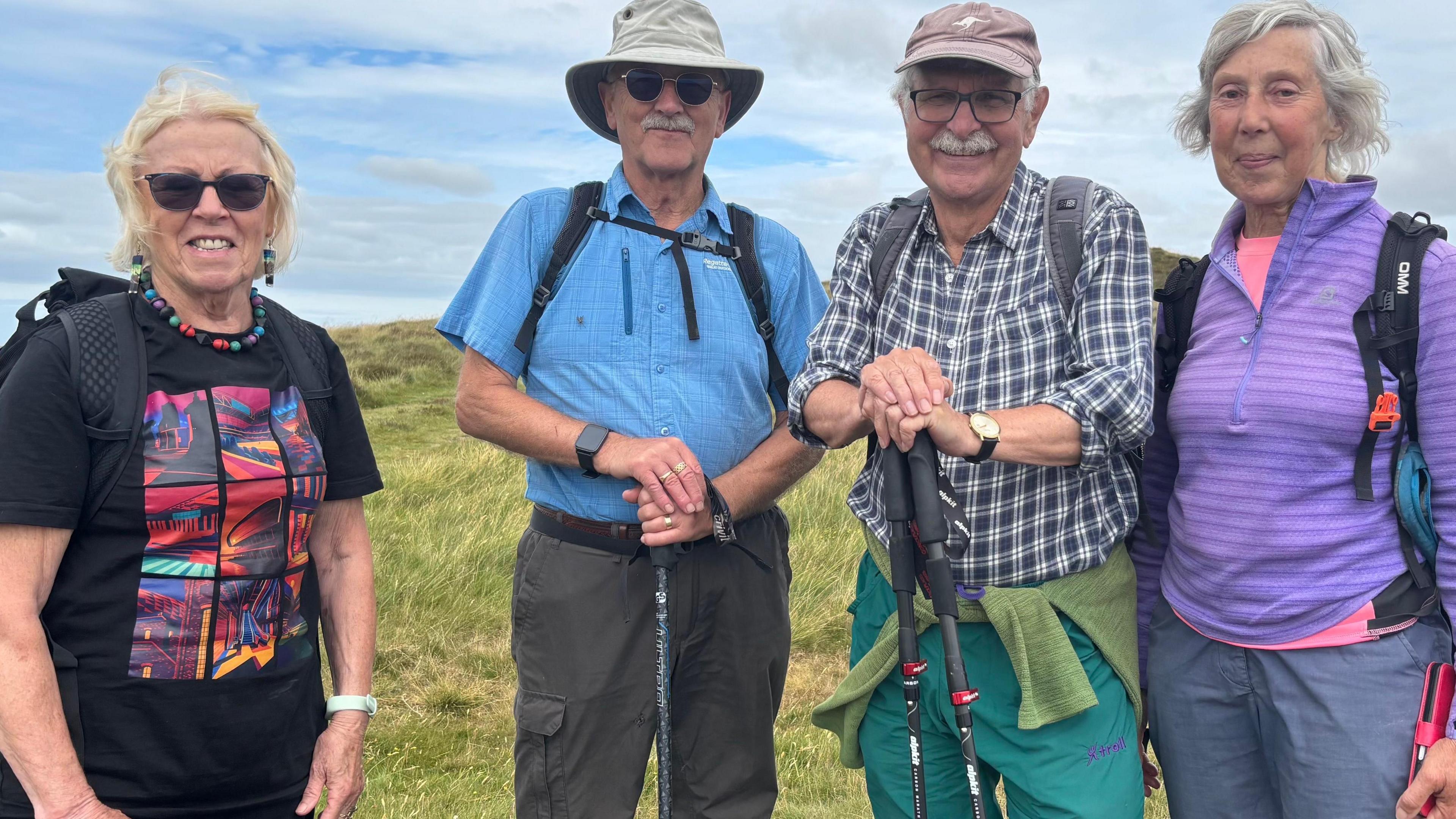 Nancy a John Thirsk a Colin ac Anne Darlington yn gwenu tua'r camera wrth gerdded ar Fynydd Hiraethog