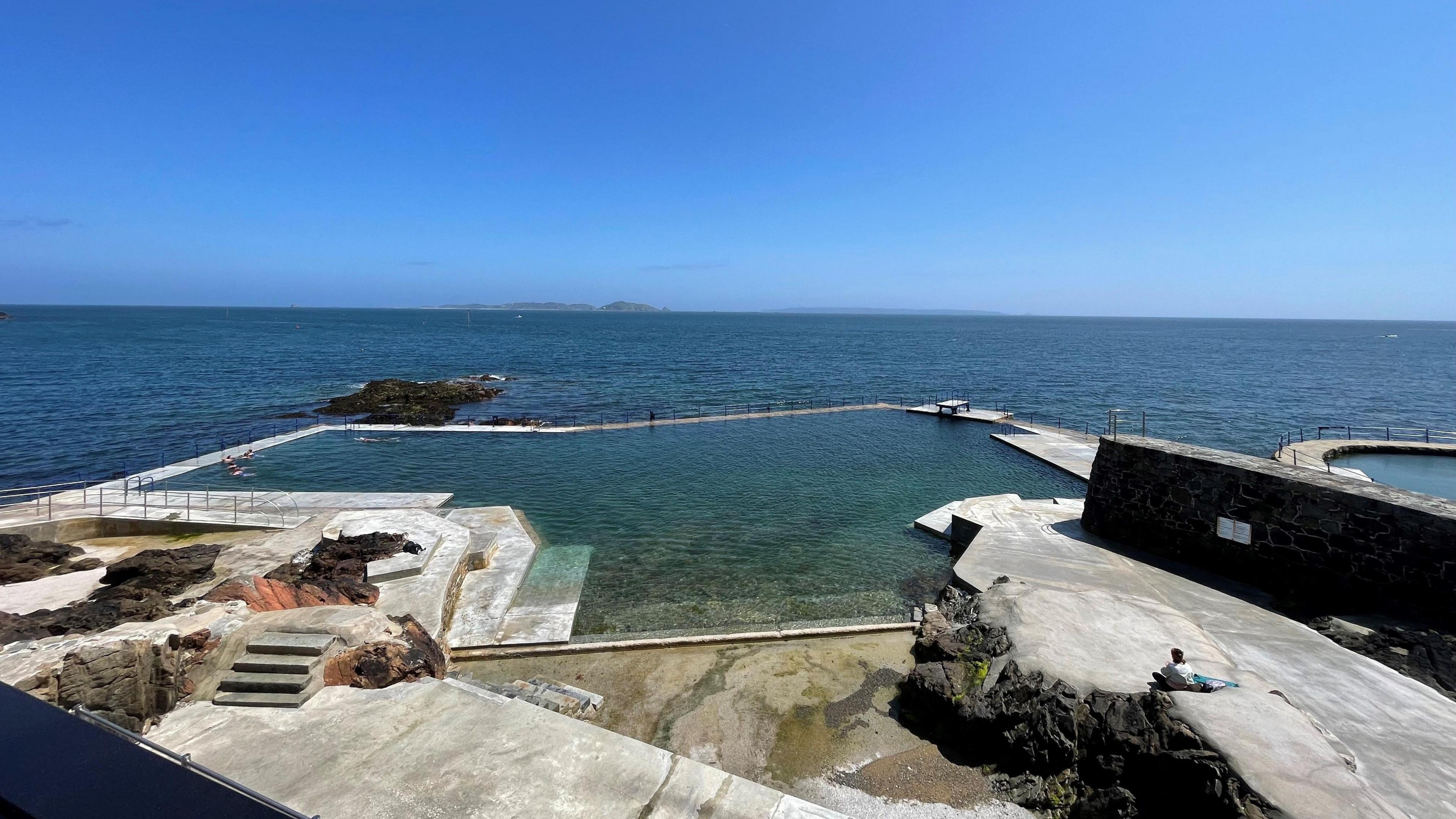 La Vallette bathing pool in Guernsey is a large sea pool set in front of the open sea. The site is comprised of concrete and natural stone.