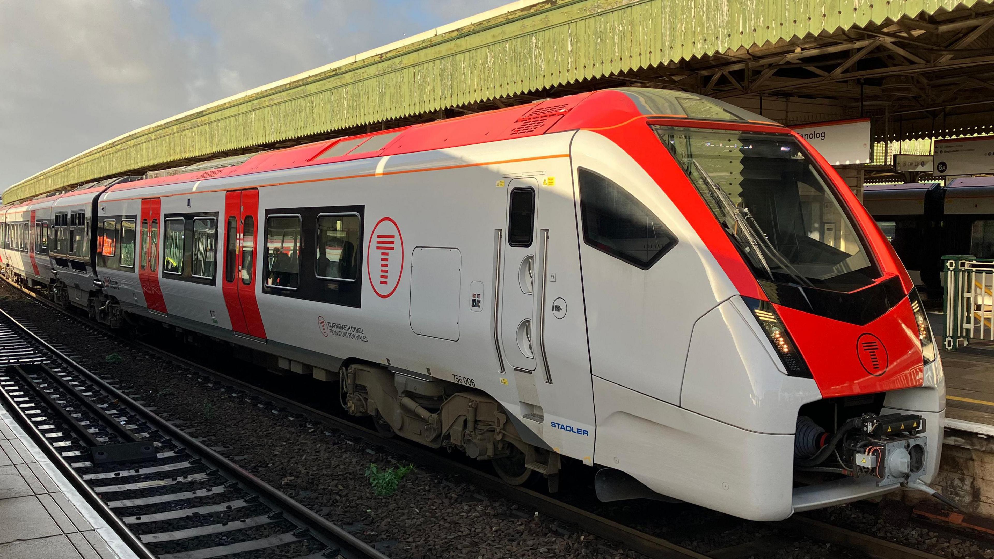 Tren disl/trydan Stadler 231 yng ngorsaf Caerdydd Canolog