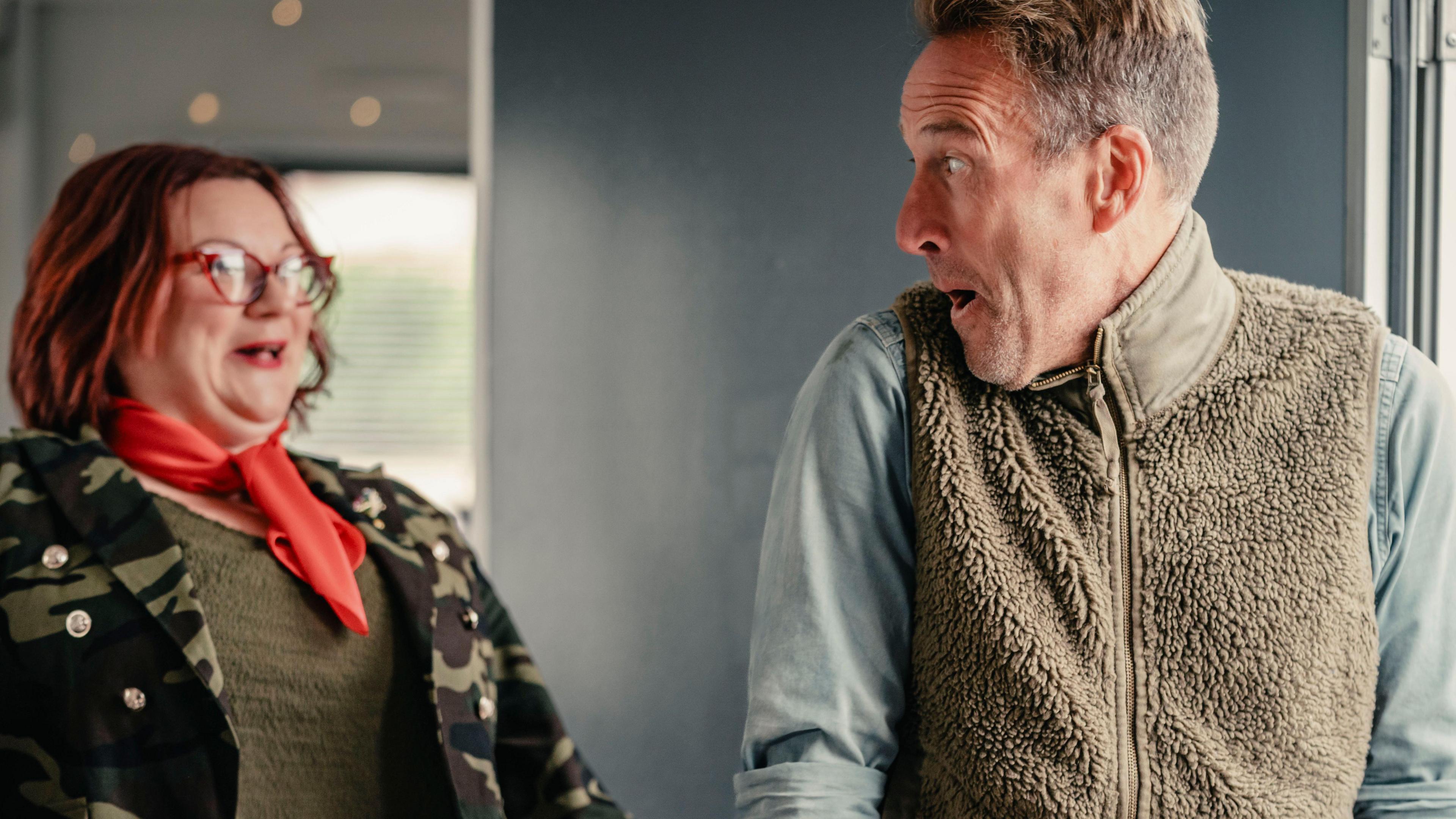 Betty, manaidsear na h-oifis ann an Glan Fhèin, agus Ben Fogle