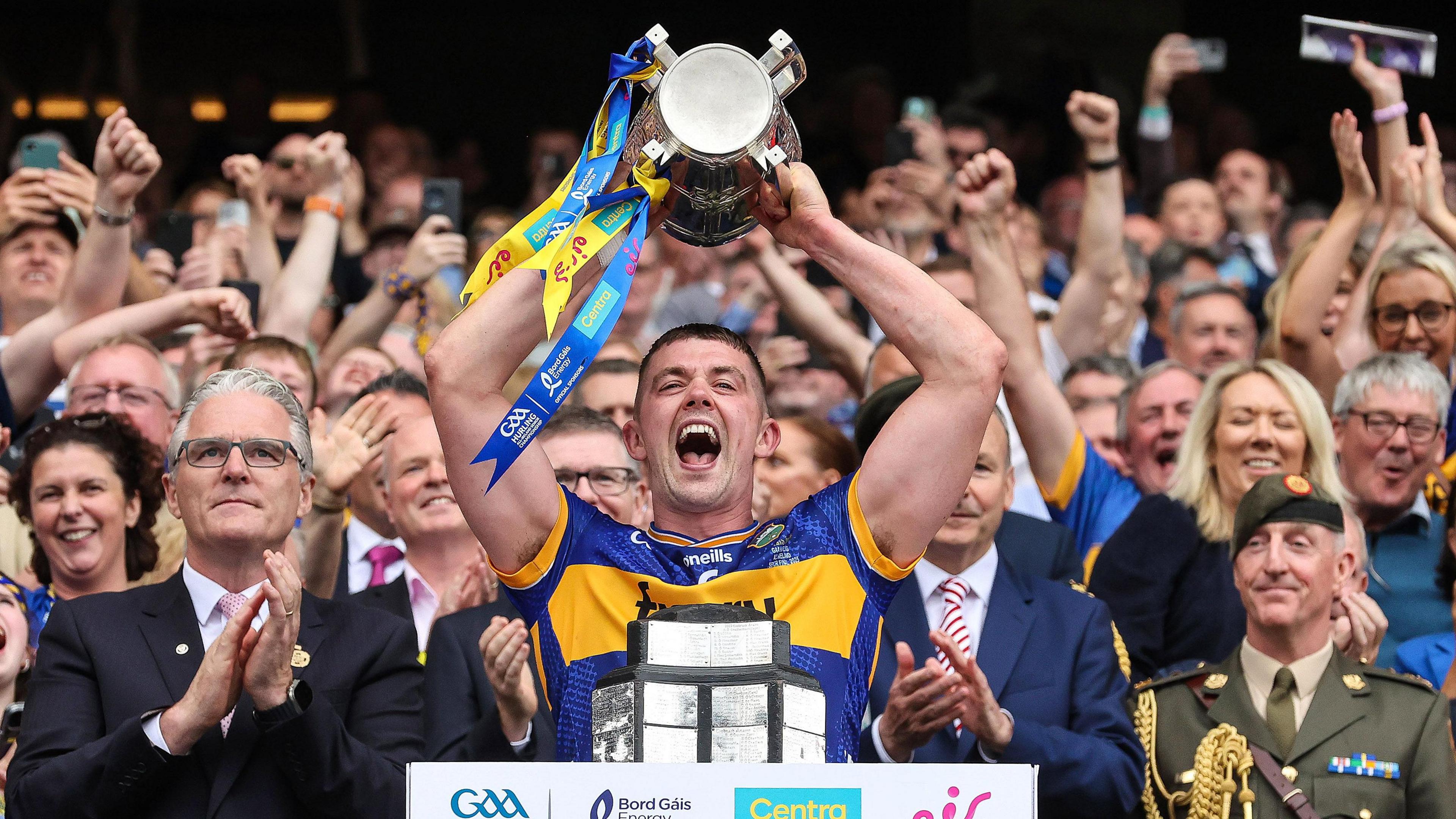 Rona  Maher lifts nan cup