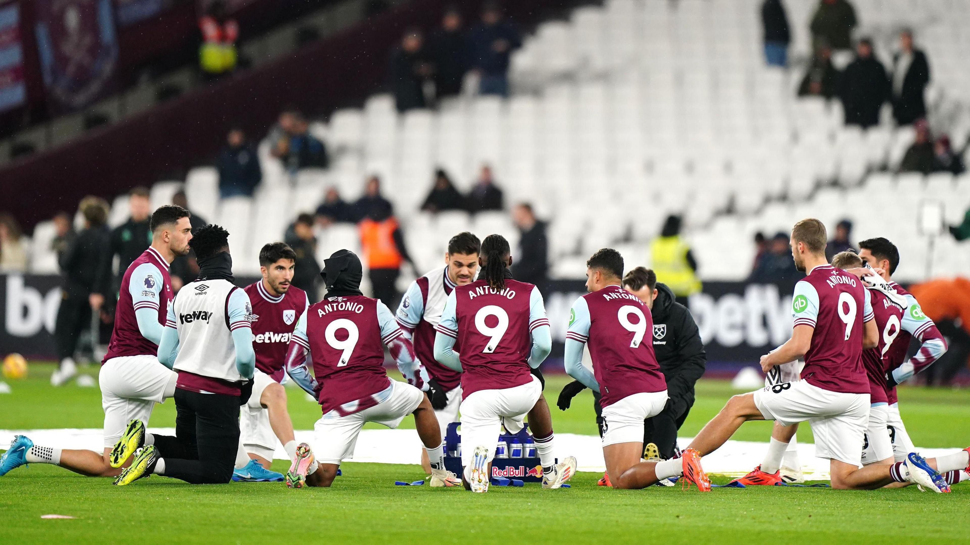 West Ham players warm up