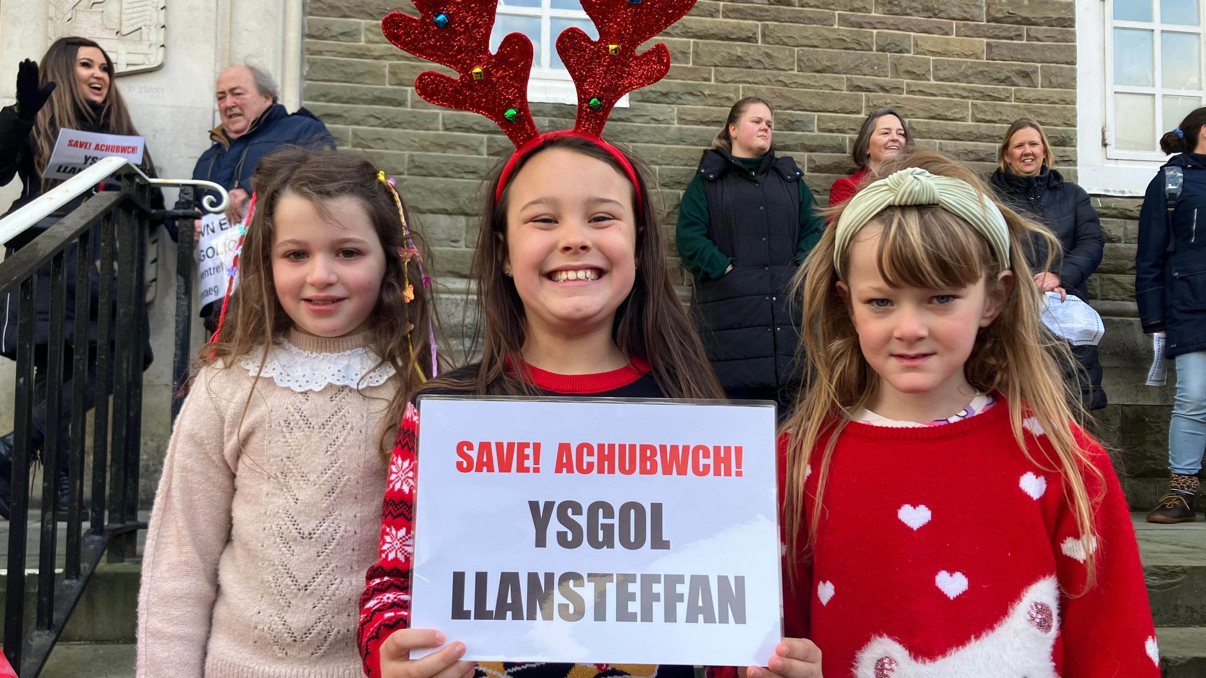 Pobl yn protestio dydd Mawrth