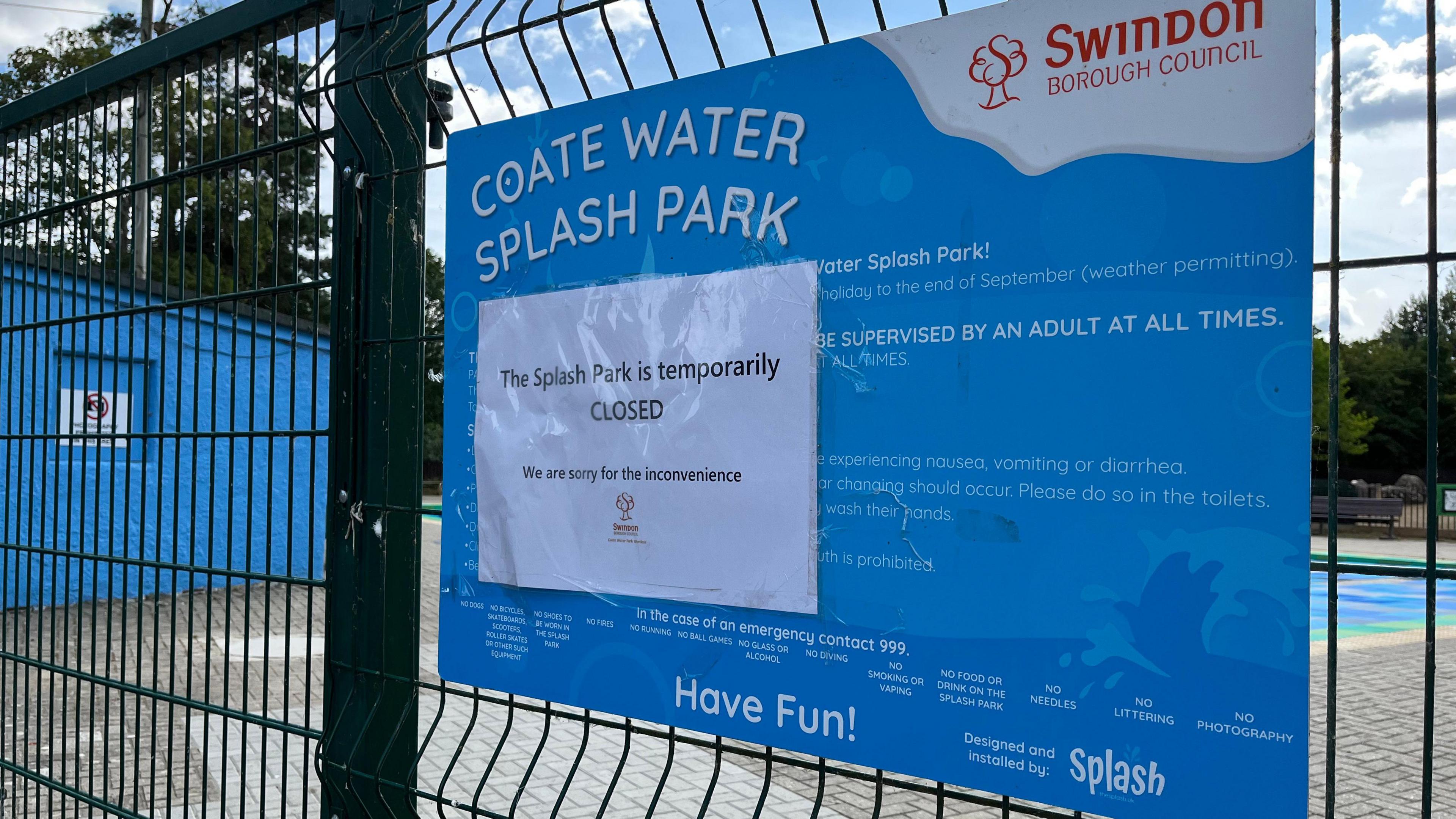 A sign on the park gates which says "The Splash Park is temporarily CLOSED. We are sorry for the inconvenience".
