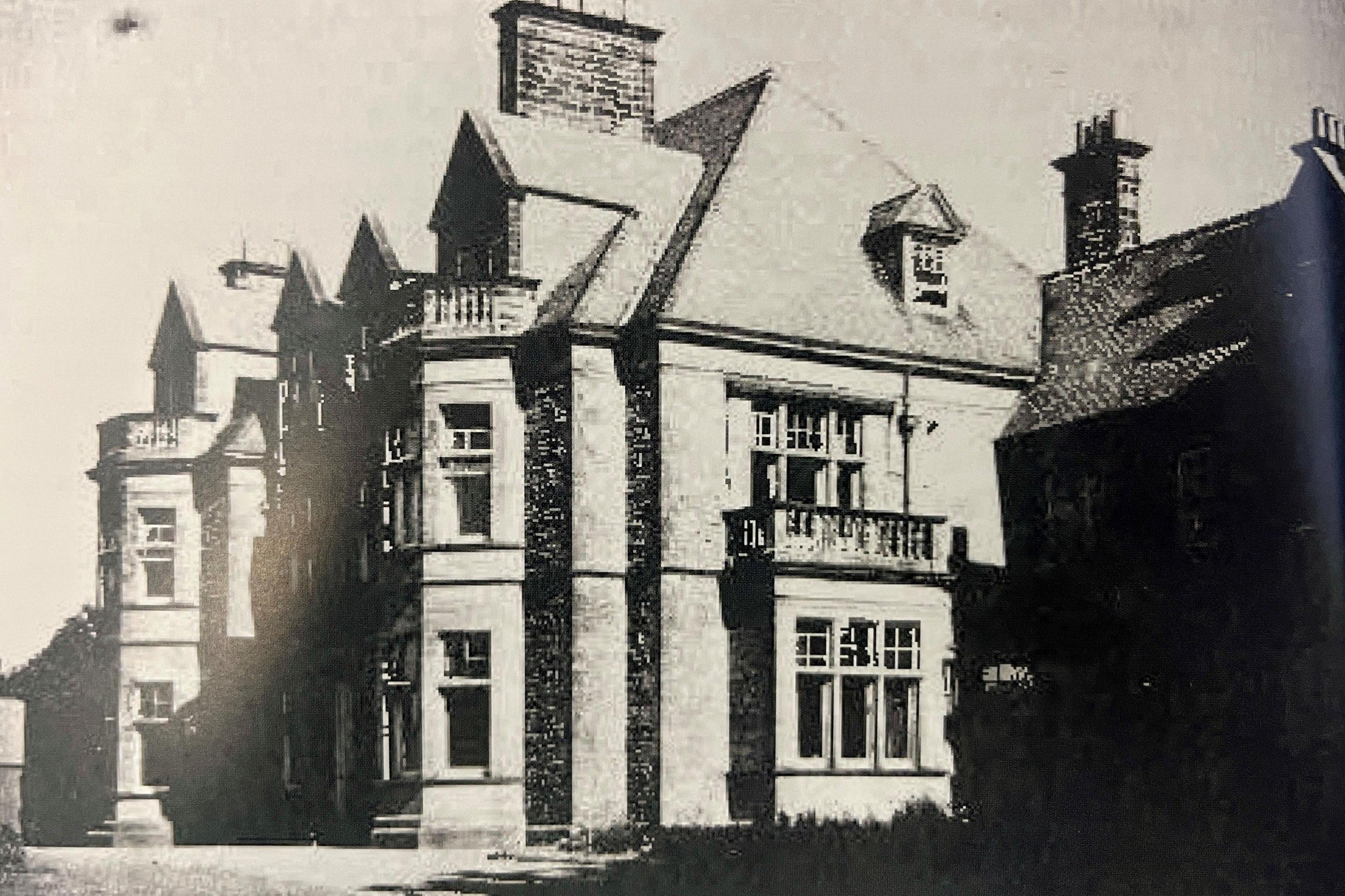 Black and white pic of Glasclune House a large two storey historic house with tall chimneys and bay windows